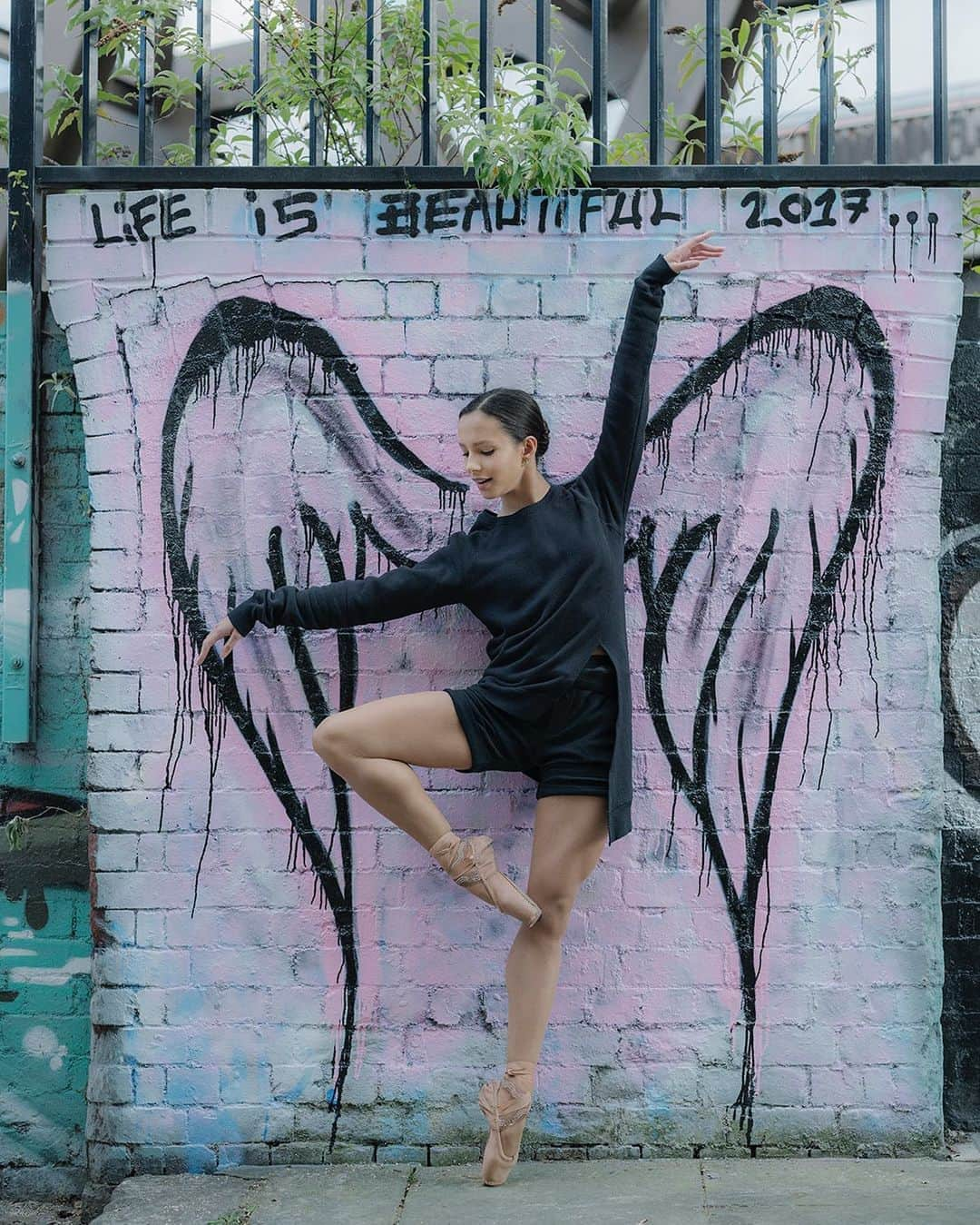 ballerina projectさんのインスタグラム写真 - (ballerina projectInstagram)「𝗙𝗿𝗮𝗻𝗰𝗲𝘀𝗰𝗮 𝗛𝗮𝘆𝘄𝗮𝗿𝗱 in East London. #ballerina - @frankiegoestohayward #eastlondon #london #streetart #ballerinaproject #ballerinaproject_ #ballet #dance #francescahayward #lifeisbeautiful   𝗕𝗮𝗹𝗹𝗲𝗿𝗶𝗻𝗮 𝗣𝗿𝗼𝗷𝗲𝗰𝘁 𝗯𝗼𝗼𝗸 is now in stock. Go to @ballerinaprojectbook for link.」11月3日 1時23分 - ballerinaproject_