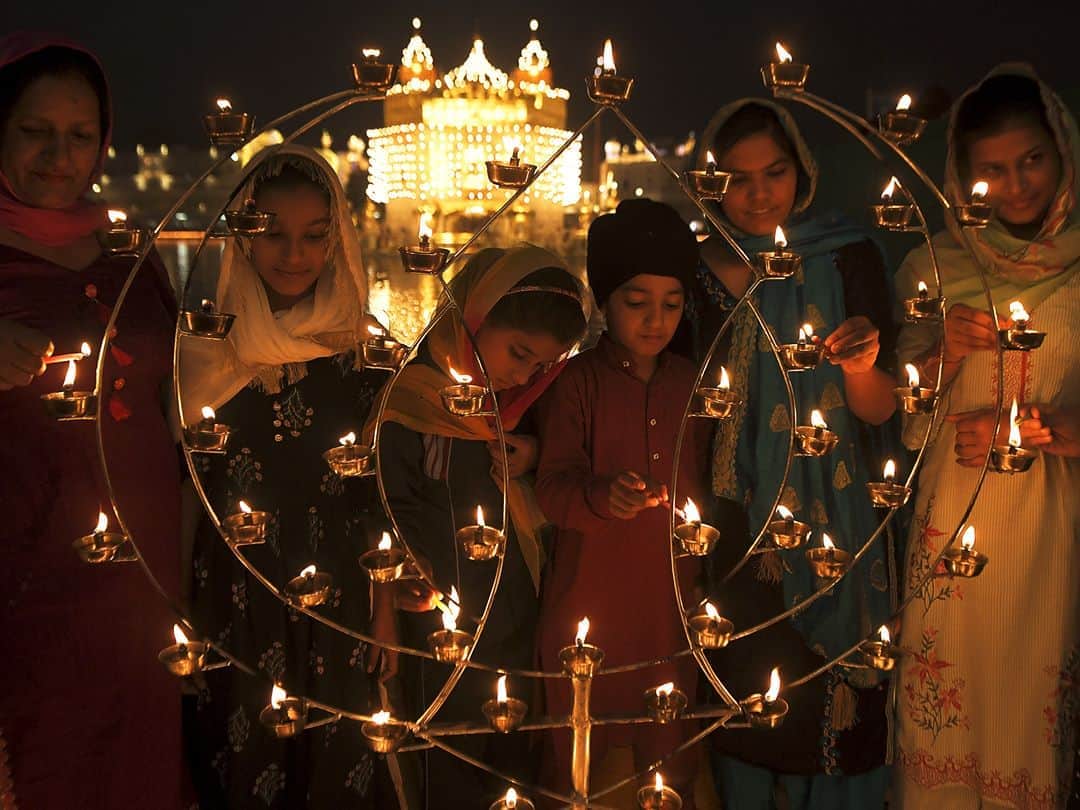 AFP通信さんのインスタグラム写真 - (AFP通信Instagram)「AFP Photo 📷 Narinder Nanu - Sikh devotees light candles on the occasion of the birth anniversary of the fourth Sikh Guru Ramdas, at the Golden Temple in Amritsar on November 2, 2020.」11月3日 1時17分 - afpphoto