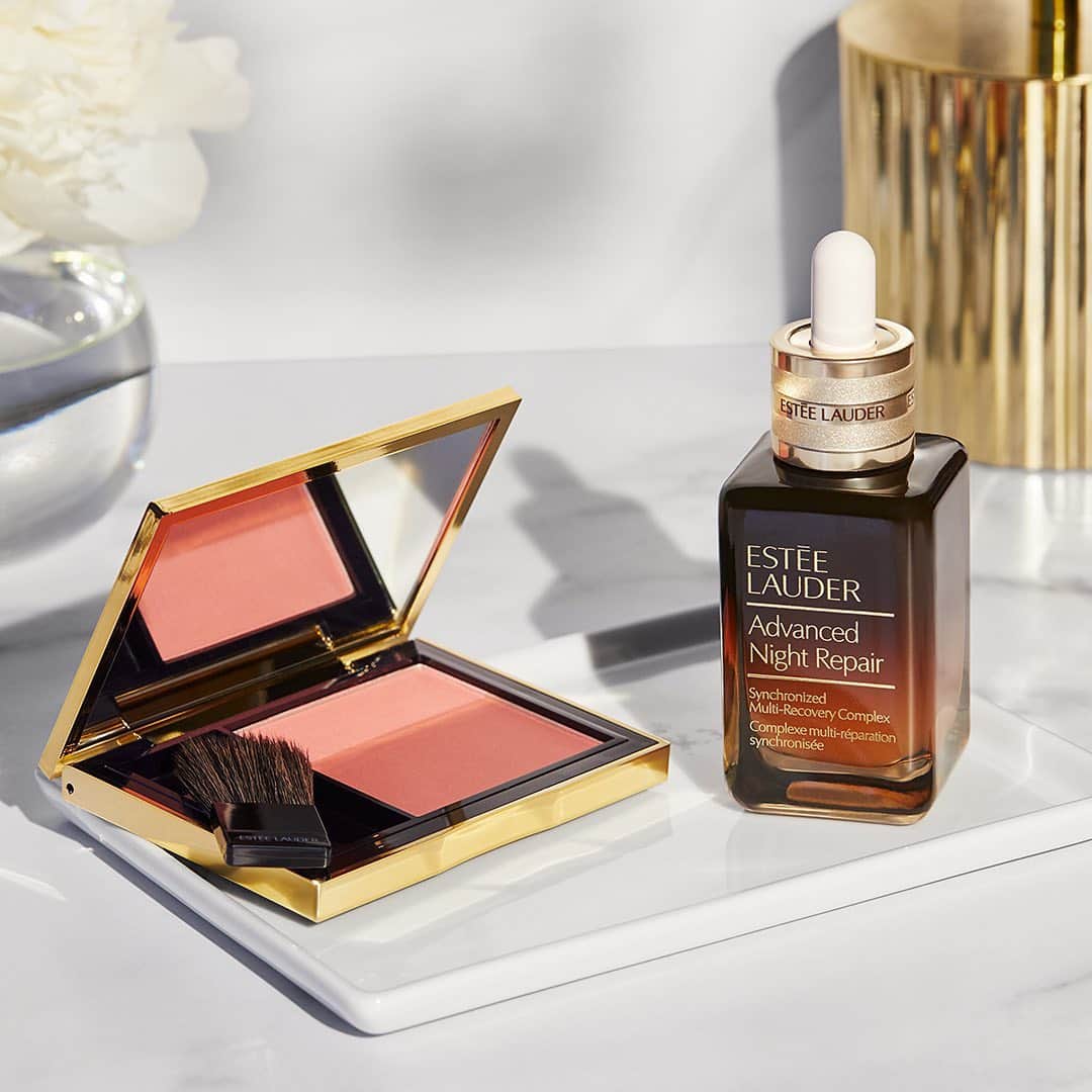のインスタグラム：「Get the glow of your dreams with this combo 💫 Pro-Tip: apply NEW #AdvancedNightRepair on the back of your hand, mix in #PureColorEnvy Sculpting Blush in Sensuous Rose, and then swipe onto cheeks for a custom-creme blush! 💕 Tap to shop them both now.」