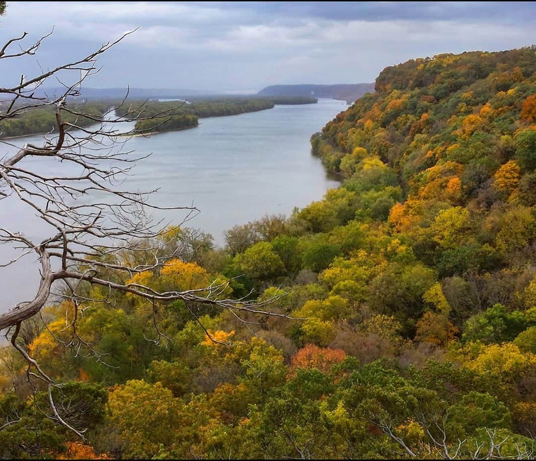 アメリカ内務省さんのインスタグラム写真 - (アメリカ内務省Instagram)「The relentless waters of the mighty Mississippi River flow by Effigy Mounds National Monument in #Iowa on another autumn day. Unlike the tireless river, visitors can pause and contemplate the history of this fascinating place. For a period of time between 1,400 and 750 years ago, a culture now known as Effigy Moundbuilders constructed more than 200 mounds of earth in the forests and meadows of this area. While some mounds are rectangular or conical, others were formed in the shapes of birds, bear, deer, bison, lynx, turtle, panther and water spirits. Sacred to the monument's 20 culturally associated tribes, the exact purpose and meaning of many of the mounds remain a mystery. Photo by National Park Service. #usinterior #FindYourPark NativeAmericanHeritageMonth #NationalMonument」11月3日 1時20分 - usinterior