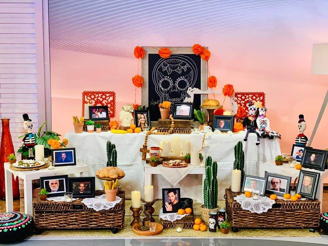 Despierta Americaさんのインスタグラム写真 - (Despierta AmericaInstagram)「Con esta ofrenda del Día de los muertos recordamos a las personas fallecidas este año. #KobeBryant&Gigi #MagdaRodriguez #El AnthonyGalindo #XavierOrtiz #KellyPreston #HectorSuarez」11月3日 1時27分 - despiertamerica