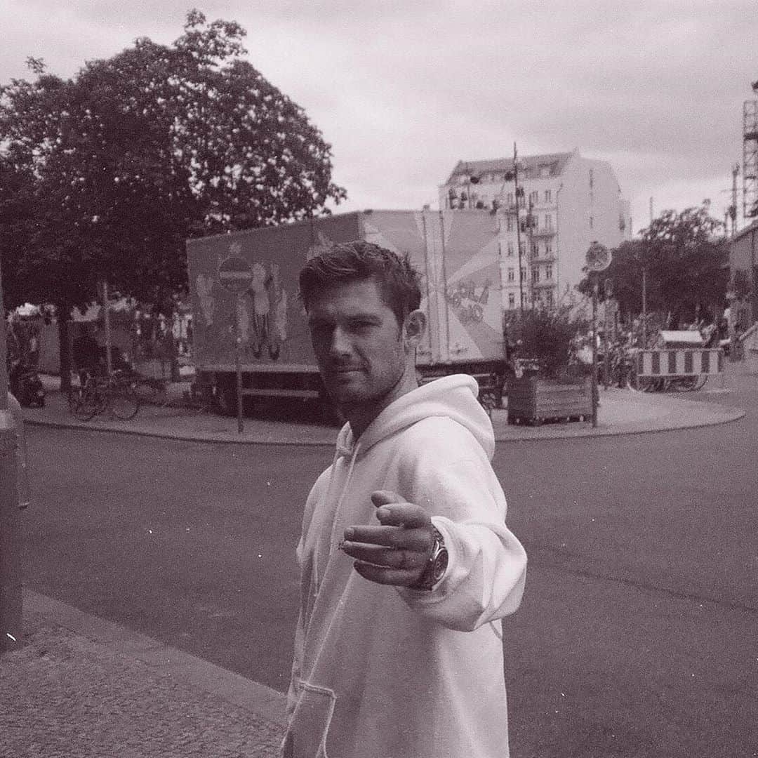 アレックス・ペティファーさんのインスタグラム写真 - (アレックス・ペティファーInstagram)「Listen, There’s a bigger message - check out @souvenir_official   Berlin 2018   #filmsnotdead #berlin #unify」11月3日 1時28分 - alexpettyfer