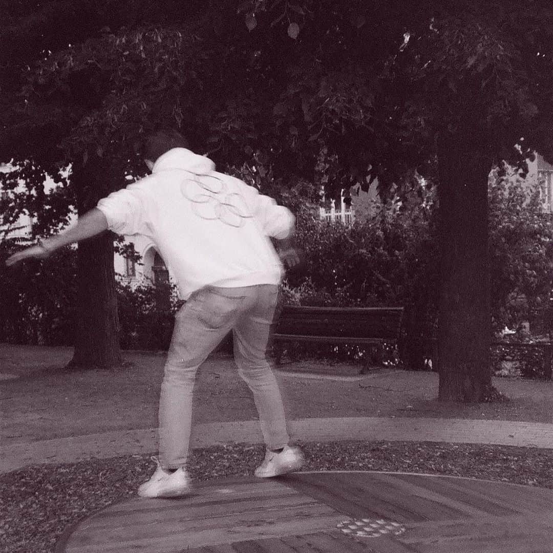 アレックス・ペティファーさんのインスタグラム写真 - (アレックス・ペティファーInstagram)「Listen, There’s a bigger message - check out @souvenir_official   Berlin 2018   #filmsnotdead #berlin #unify」11月3日 1時28分 - alexpettyfer