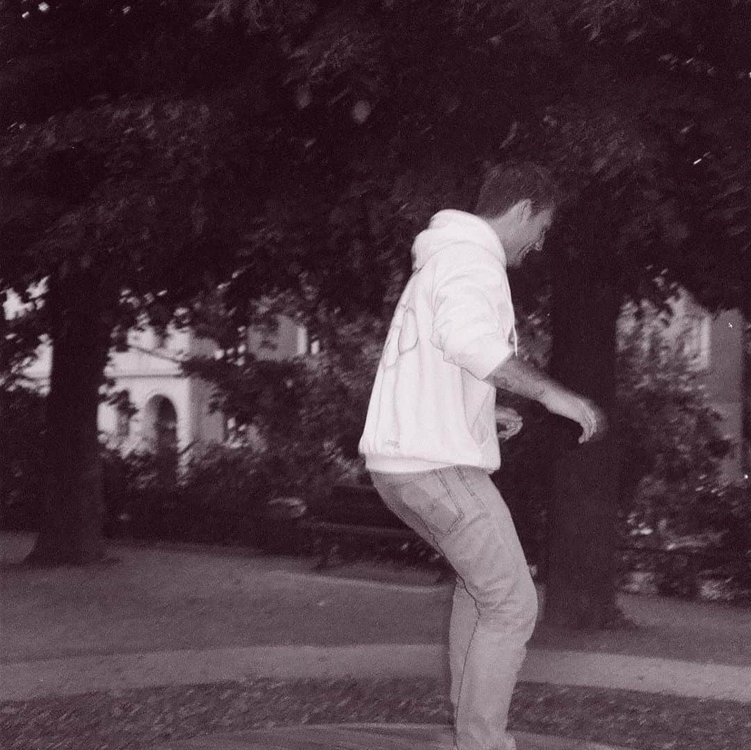 アレックス・ペティファーさんのインスタグラム写真 - (アレックス・ペティファーInstagram)「Listen, There’s a bigger message - check out @souvenir_official   Berlin 2018   #filmsnotdead #berlin #unify」11月3日 1時28分 - alexpettyfer