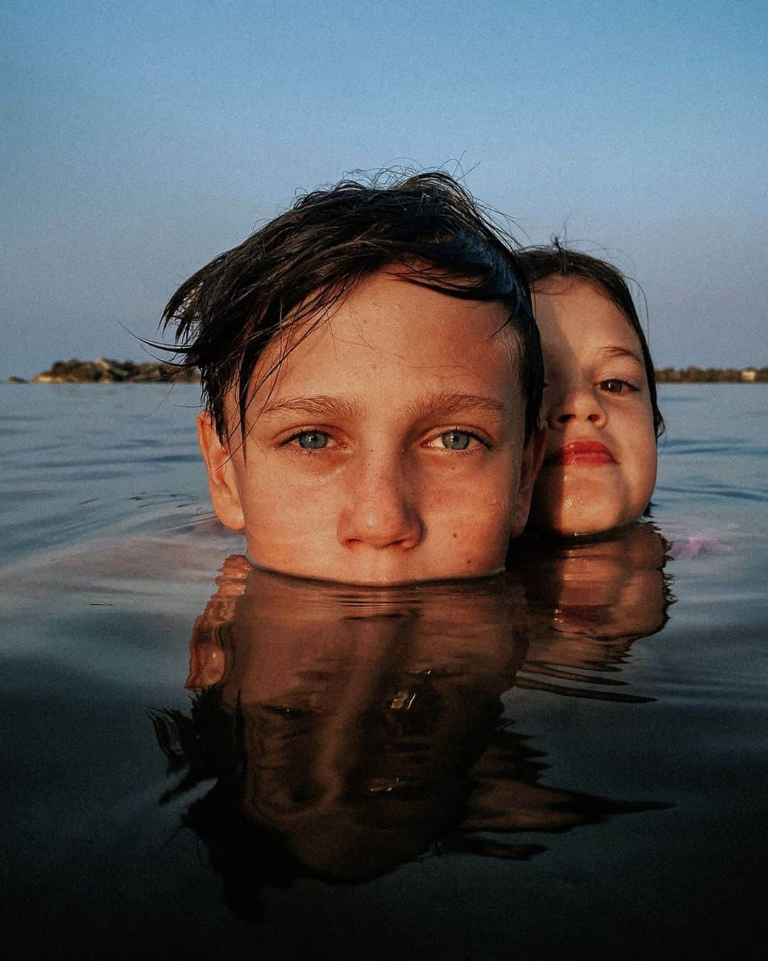 appleさんのインスタグラム写真 - (appleInstagram)「One beautiful photo, two beautiful memories.  “One afternoon in August, after a long period of social distancing, we’re on a family vacation when the sun goes down and perfectly lights my niece and nephew’s faces. This is a portrait of their beautiful innocence, and a reminder of a peaceful moment in these difficult times.” #ShotoniPhone by Matteo F. @thelittlebean」11月3日 1時29分 - apple