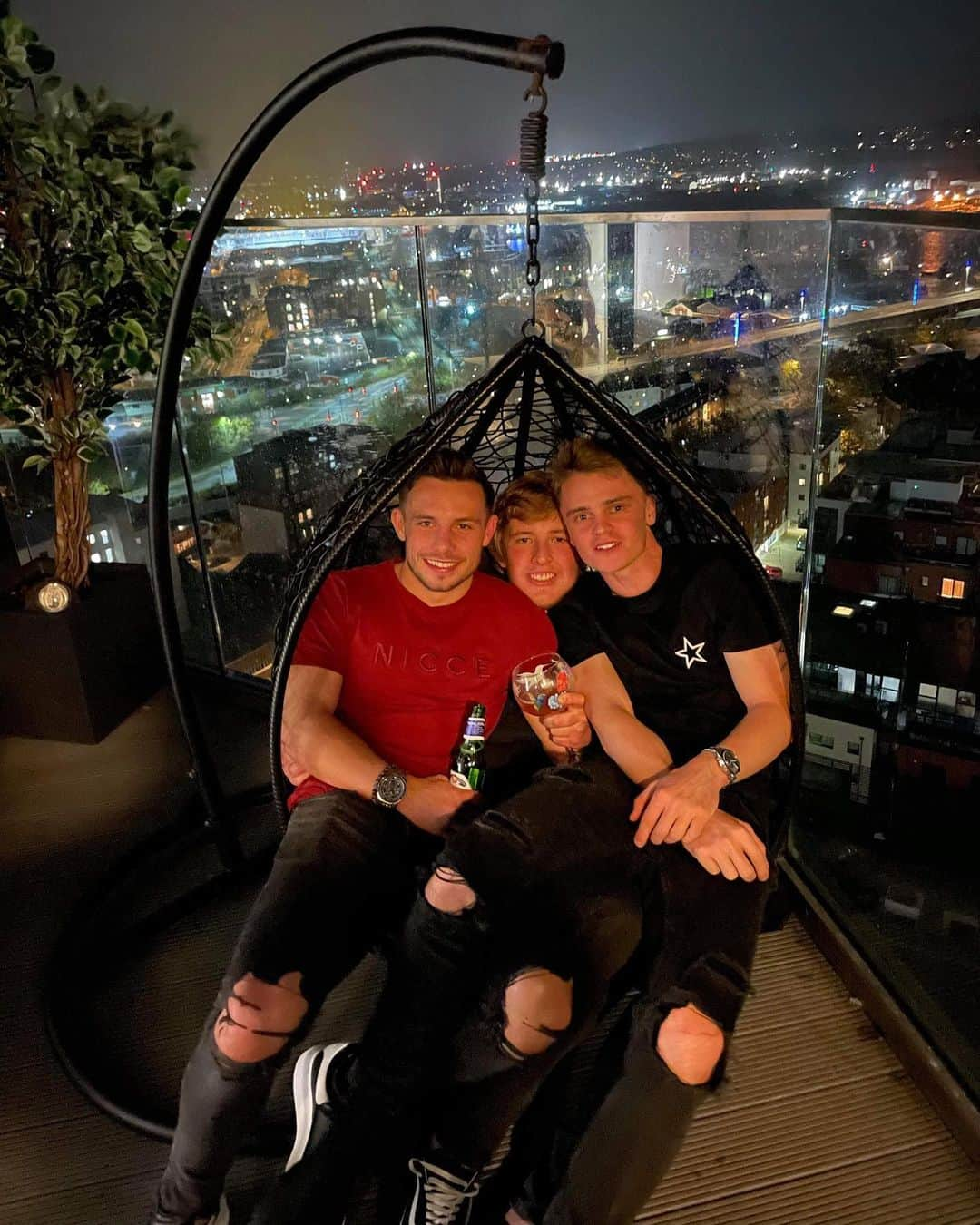 ジェイク・フラニガンのインスタグラム：「When you’re the drinks holder for the night 🤪 Chair is screaming btw」