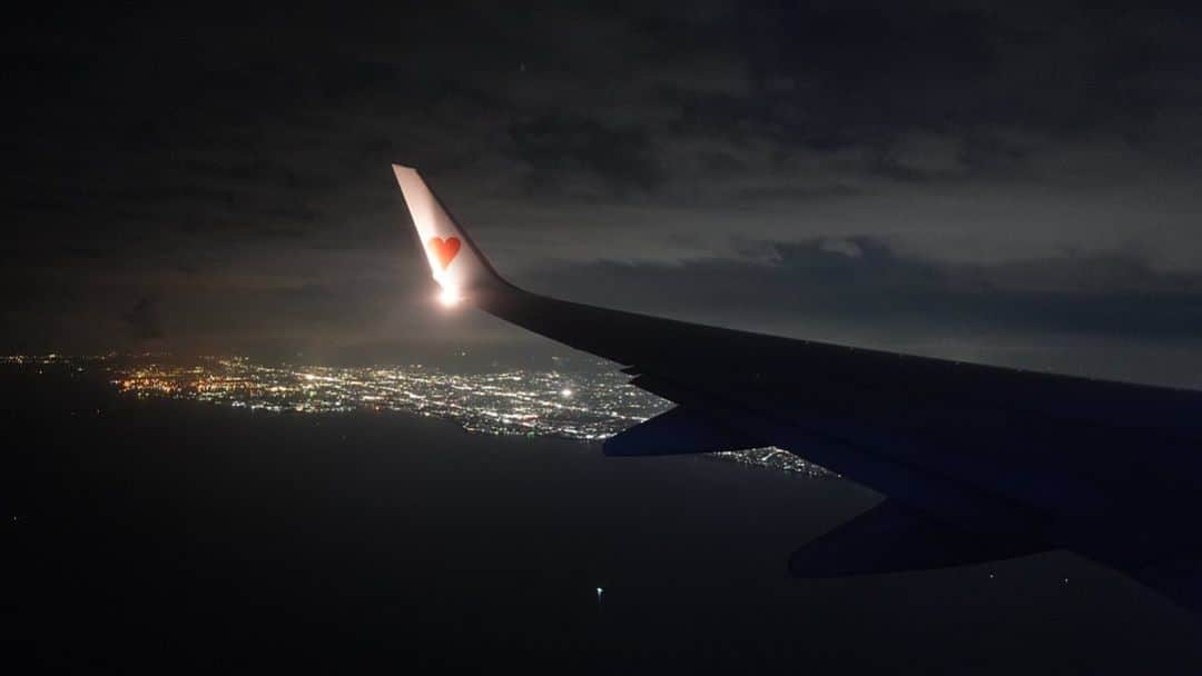 山本大希さんのインスタグラム写真 - (山本大希Instagram)「スカイマークの札幌→神戸の窓から撮影した景色。神戸の1000万ドルの夜景を機内から楽しむことができました。続きはYouTubeで。  #スカイマーク #skymark #夜景 #夜景撮影 #夜景が綺麗 #飛行機 #飛行機好きな人と繋がりたい #景色 #飛行機からの景色 #神戸 #神戸空港 #新千歳空港 #1000万ドルの夜景」11月3日 1時49分 - youtuber_yamamoto