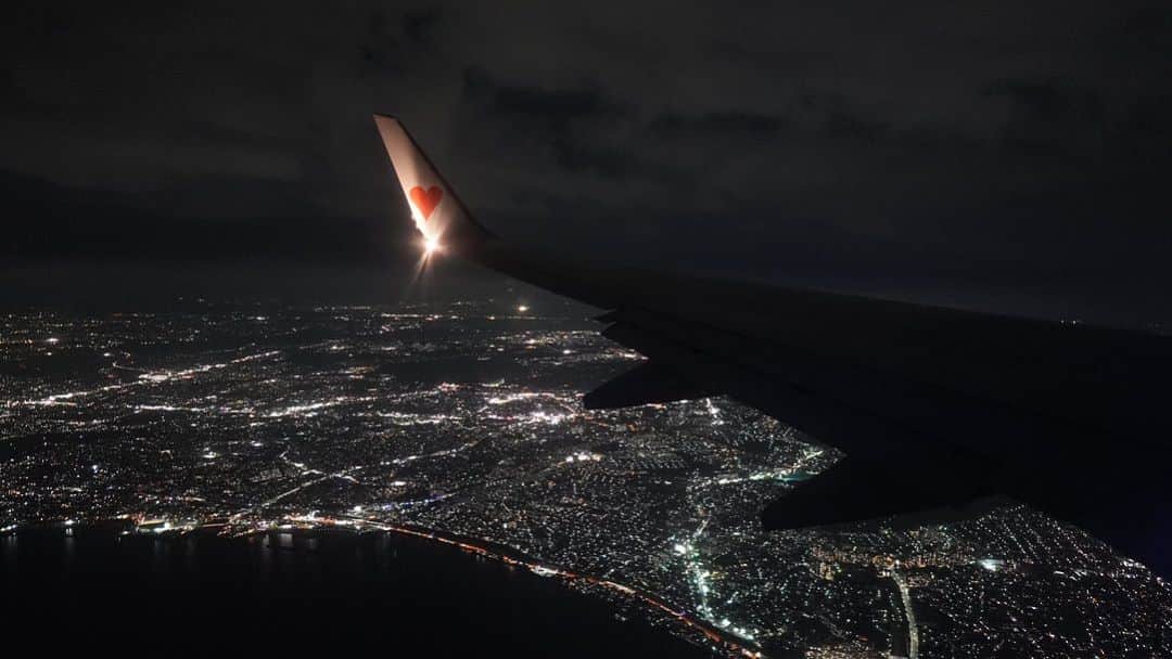 山本大希さんのインスタグラム写真 - (山本大希Instagram)「スカイマークの札幌→神戸の窓から撮影した景色。神戸の1000万ドルの夜景を機内から楽しむことができました。続きはYouTubeで。  #スカイマーク #skymark #夜景 #夜景撮影 #夜景が綺麗 #飛行機 #飛行機好きな人と繋がりたい #景色 #飛行機からの景色 #神戸 #神戸空港 #新千歳空港 #1000万ドルの夜景」11月3日 1時49分 - youtuber_yamamoto
