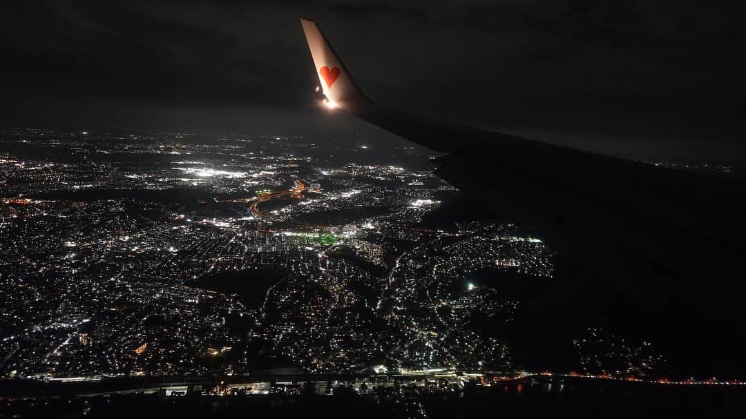 山本大希のインスタグラム：「スカイマークの札幌→神戸の窓から撮影した景色。神戸の1000万ドルの夜景を機内から楽しむことができました。続きはYouTubeで。  #スカイマーク #skymark #夜景 #夜景撮影 #夜景が綺麗 #飛行機 #飛行機好きな人と繋がりたい #景色 #飛行機からの景色 #神戸 #神戸空港 #新千歳空港 #1000万ドルの夜景」
