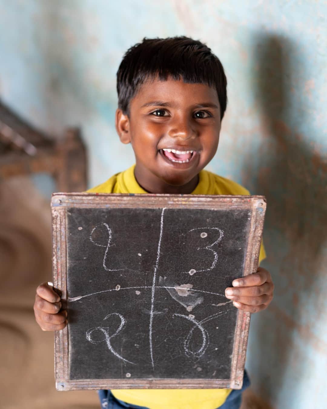 unicefさんのインスタグラム写真 - (unicefInstagram)「Little Siddhi is all smiles as he shows us what he’s been learning. Due to the #COVID19 pandemic he’s been learning from home in Gujarat, India. We must make sure every child continues to learn, no matter what. © UNICEF/UNI346372/Panjwani」11月3日 1時45分 - unicef