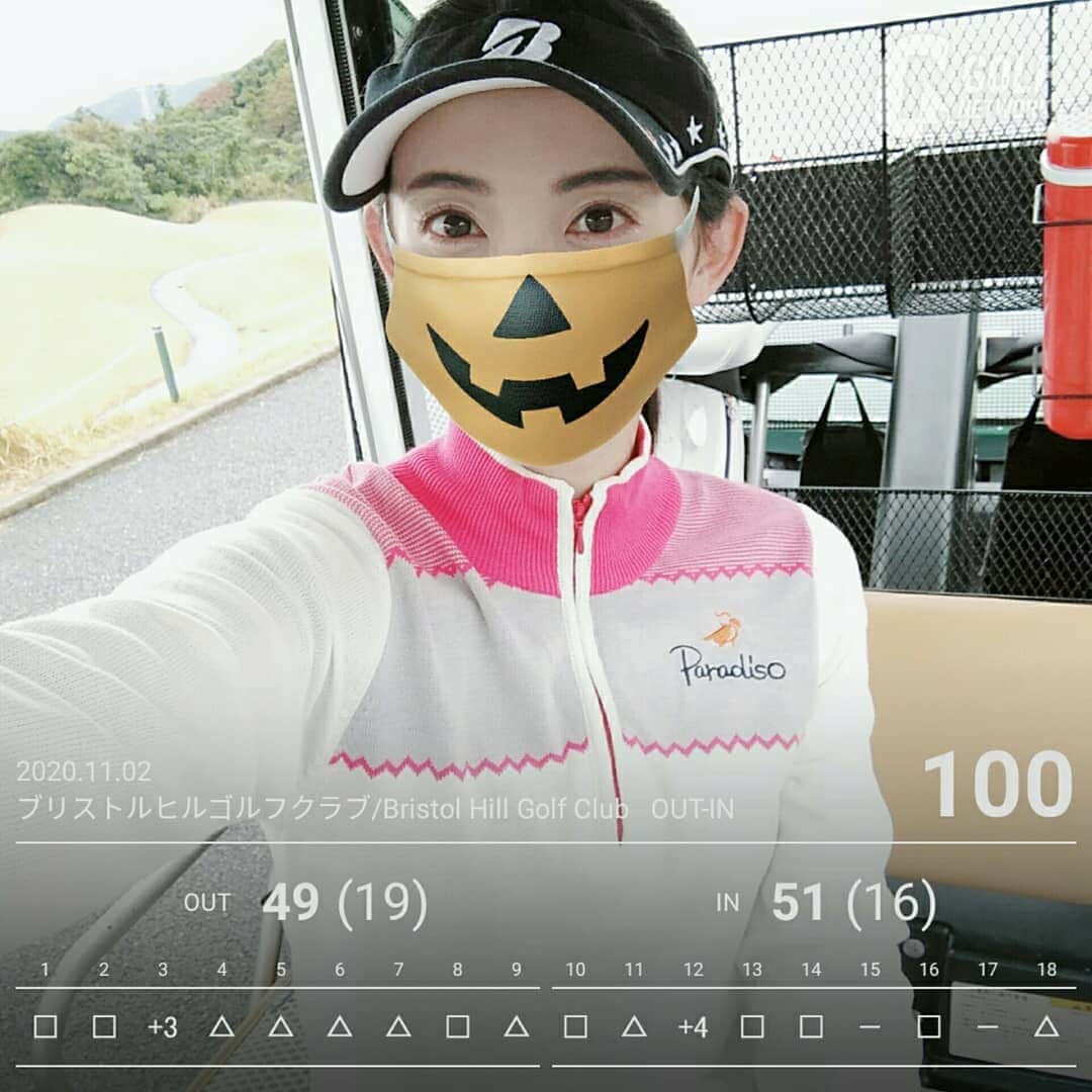 のインスタグラム：「今日は初コースのブリストルヒルでゴルフ⛳✨戦略的でかなり難しいコースだと聞いていたので、雨だし3週間振りのラウンドだし、スコアは気にせずとにかく周りに迷惑掛けないようにしようとだけ思っていました🏌 が！！パター35に収まり、全体的にスコアがまとまって100ジャストでベスト更新できました😁終始雨が降ったり止んだりで、途中ゲリラ豪雨並みの土砂降りに降られて+4叩いたのが痛かったな💦グリーンもバンカーも水溜りになってました😵☔ 狭くてブラインドホールばかりで、池に崖に盛りだくさんの、自分史上1番難しいコースだったと思います😣（おまけに雨☔笑） スイング動画見ると、力んでるし左足踏ん張れてないし頭上がるの早いし不格好だね💦w もっと練習頑張ります✊今日も楽しかったよ💕 #気分だけでもハロウィン🎃 #もう終わってるけど笑 #ゴルフ #ブリストルヒルゴルフクラブ #awkitchen #awkitchen22 #ゴルフ大好き #ゴルフ女子 #ゴルフ男子 #ブリストルヒル #ベスト更新 #スコア100 #雨ゴルフ #土砂降りゴルフ #⛳ #☔⛳ #🏌 #秋ゴルフ #目指せ100切り #golf #lovegolf #instagolf #golfstagram #bristolhillgolfclub #ゴルフ好きな人と繋がりたい #ゴルフ女子と繋がりたい」