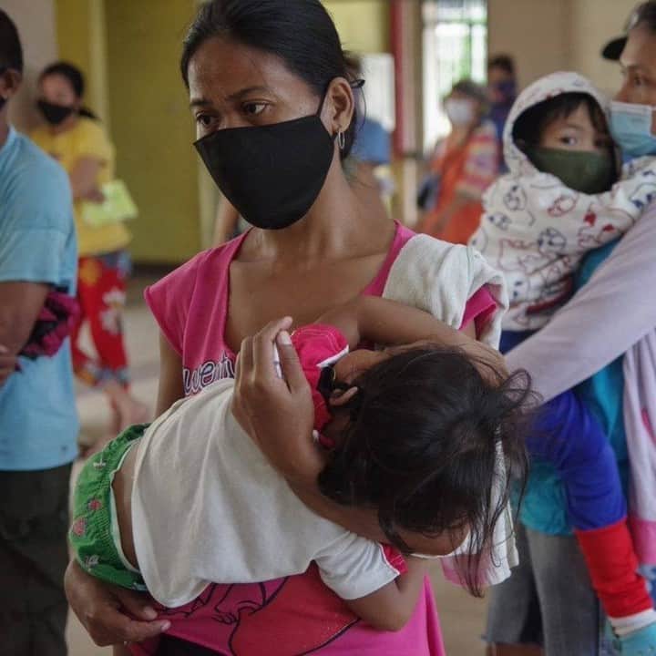 unicefさんのインスタグラム写真 - (unicefInstagram)「Over 700,000 children are in grave danger after powerful Typhoon Rolly/Goni hit the Philippines. Dangerous winds of up to 280km/h and catastrophic flooding are driving families into crowded evacuation centres in the midst of the COVID-19 pandemic. @unicefphils has readied life-saving water, sanitation and medical supplies, and stands ready to support the government response. © UNICEF/UN0358339/Piojo © UNICEF/UN0357033/Sayat/AFP」11月3日 1時45分 - unicef