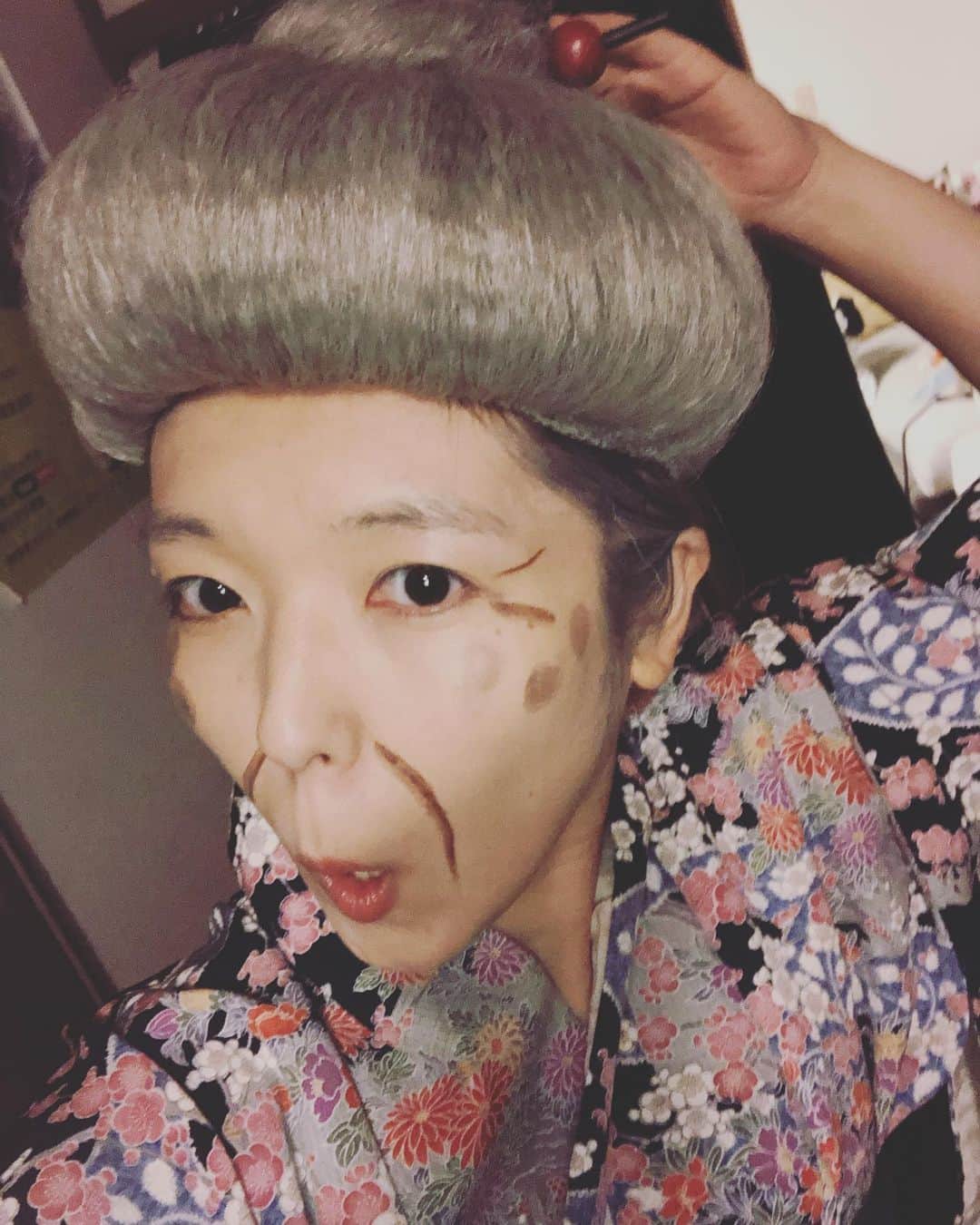 のインスタグラム：「遅ればせながら 今年のハロウィンは、生まれて初めての仮装を。。。  祖母が母の為に仕立てた着物。 シツケ糸が付いたままで、一度も着ていなかったという可愛い着物を、まさかハロウィンで初下ろしすることになるとは。  「収穫祭って言ってもねぇ、わたしゃ何も収穫してないしねぇ、え？あんだってぇ？？ハロウィン？？こんなに楽しかったんだねぇ🍵ほほほ アトリエのみんなにつれられて、初ハロウィン。楽しい夜じゃった。また来年👵」  #ハロウィン　#仮装　#おばあちゃん　#grandma #japan #halloween #着物　#初下ろし」