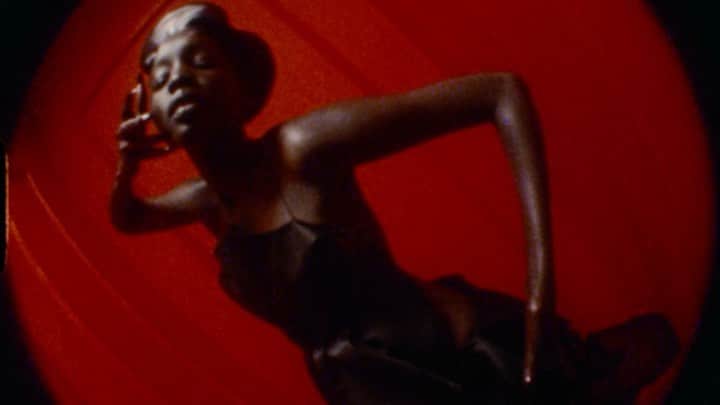 LOVE MAGAZINEのインスタグラム：「“ODDITIES” FOR #LOVEDIARIES 🖤  Live now on thelovemagazine.co.uk  Director @jenny__brough Fashion Editor & Creative Direction @jordannkelsey Love Editor @harriet.verney Featuring @thegingeryute @georgiamoot @ajokdaing @akuoldengatem @akuoldengatem @alexandra_maleek @jkwakz Director of Photography #jamesbeattie Post Production Company @pundersonsgardens Editor @tobyheard Colour Grade @_johngrades_  Processing Cinelab @cinelablondon Exec @tomviney Graphic Design @dougalburgess Movement Director @yagamoto Casting Director @iamjonjohnson Set @ibbynjoya @futurerep Make-Up Artist @jimmyowenjones using @macpro Hair Stylist @sophie_jane_anderson @futurerep using @davines_uk Nail Artist @edytabetka_nailpro @davidartistsltd using @louboutinbeauty Lighting Technicians @j_gloser @phillbradley  Photography Assistants @mjlloydphoto @joshuaheavensonabowu Fashion Assistants @harneyyy, #FrancescaHales, SalmaGjozi, #MirandaMikkola, #SamelaGjozi Camera Assistant #GeorgeBeattie Camera Trainee #SorrellHiggins Set Assistants #SadieHaque, #IoneHigham, #LauraKnotty, #MikeDelforno Hair Assistants #MurielCole, #ShaniceNoel Make-Up Assistants #JaydeCoxon, #JordanGlancy」