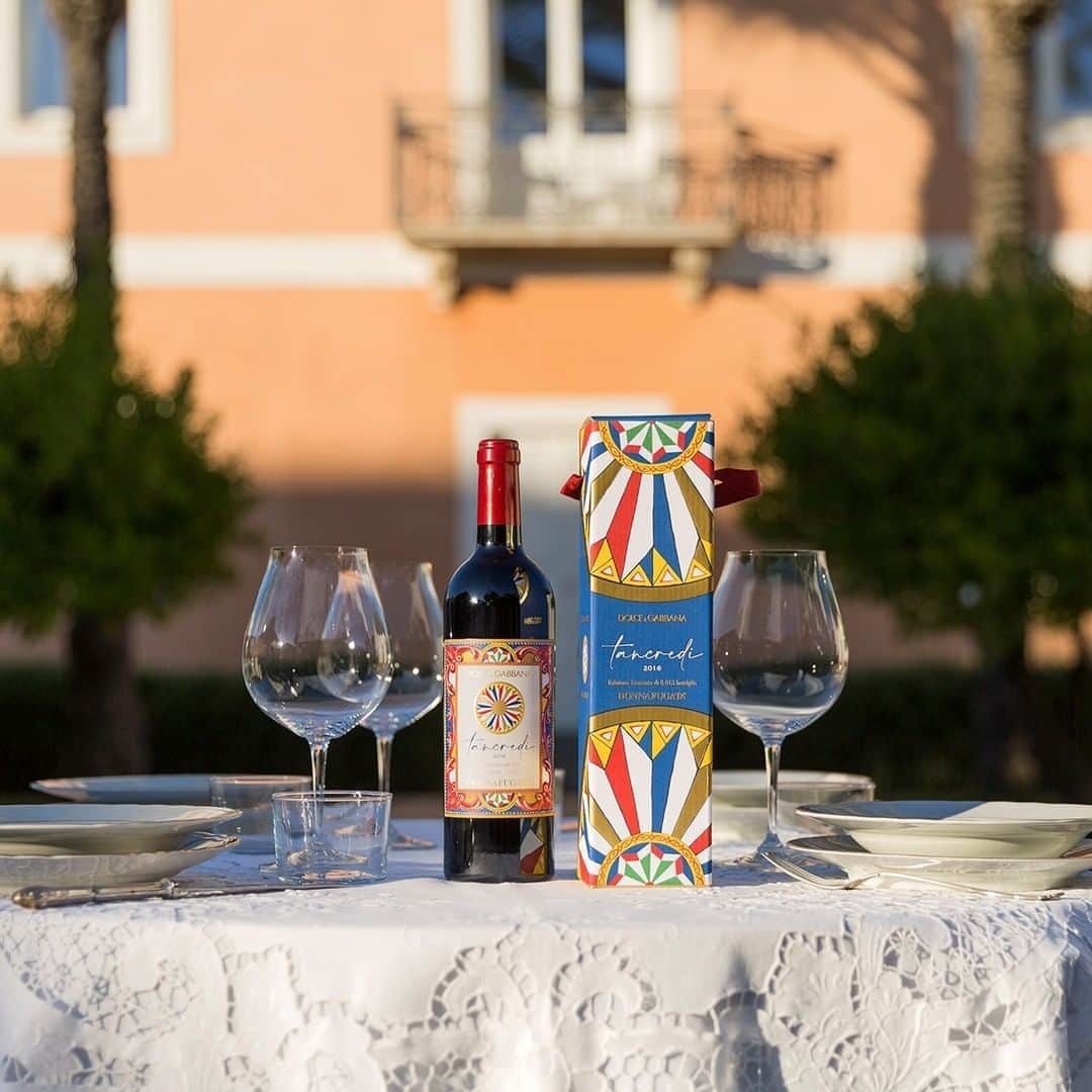 ドルチェ&ガッバーナさんのインスタグラム写真 - (ドルチェ&ガッバーナInstagram)「Tancredi, the historic red of the Sicilian winery @donnafugatawine, is renewed and wears the #DolceGabbana creativity, in a limited and numbered edition of the 2016 vintage.  Tancredi enriches the range of wines born from the collaboration between Dolce&Gabbana and Donnafugata, after Rosa, the original rosé with fruity and floral flavours.    Love for tradition, respect for the homeland, attention to detail and craftsmanship are the values that these two excellences of Made in Italy have in common.    Discover more at the link in bio.    #DGTancredi #DGvino #Donnafugata」11月3日 2時00分 - dolcegabbana