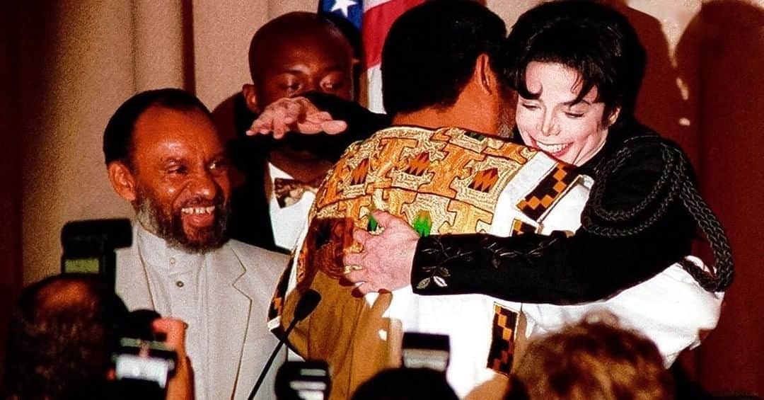 マイケル・ジャクソンさんのインスタグラム写真 - (マイケル・ジャクソンInstagram)「"I love Africa. I adore Africa. I've always loved Africa. And I want you to know you're not alone. I'm here with you. You're always in my heart. We're never apart." - Michael Jackson, while receiving the Diamond of Africa award.  Today in 1995, Michael Jackson presented a gold sword to Ghana’s President, Jerry Rawlings. The sword was a token from Saudi Arabia’s Prince Alwaleed Bin Talal Al-Saud as a symbol for “cut[ting] through the divisions that divide people.” This same night, President Rawlings awarded the “Diamond of Africa” award to Michael.」11月3日 2時01分 - michaeljackson
