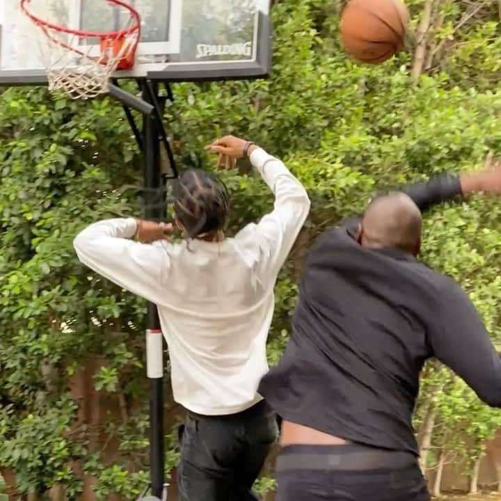 スラッシャーのインスタグラム：「🏀 @shaysandiford vs The friendly giant 📱: @luielliott」