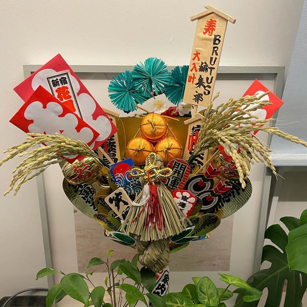 西田善太のインスタグラム：「新宿花園神社、一の酉。今年は三の酉まであります。熊手を作って柏手を打つ人たちにも幸あれ。縁起物は大切だね、やっぱり。 #花園神社 #一の酉」
