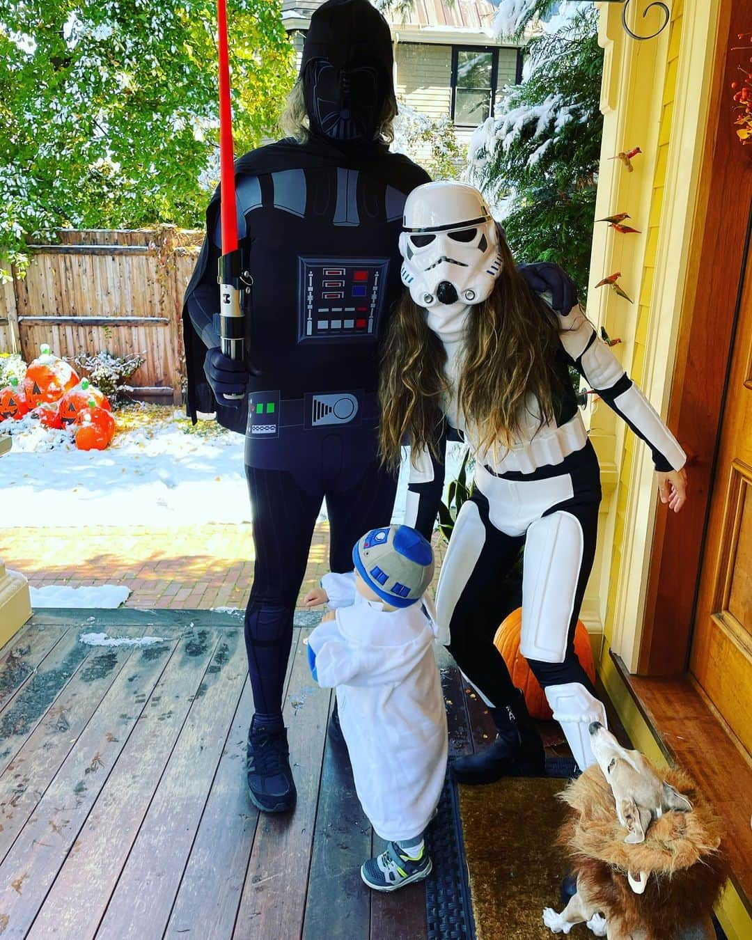 エリザ・ドゥシュクのインスタグラム：「What a weird -but still pretty sweet because of this R2D2 cutie pie baby boy- pandemic #Halloween 🎃 we had, you?  And, DO think on this- from #BornInTheUSA Bruce- before tomorrow.. & #vote like our country’s #joy #happiness #mojo #cheering for others & #humanity depends on it: cuz’ it Does. God Bless us, everyone 🇺🇸❤️🤍💙 & may the universal Force✨be with Us 🙏  *Bruce shared this poem by #ElayneGriffinBaker ! Thx IG」