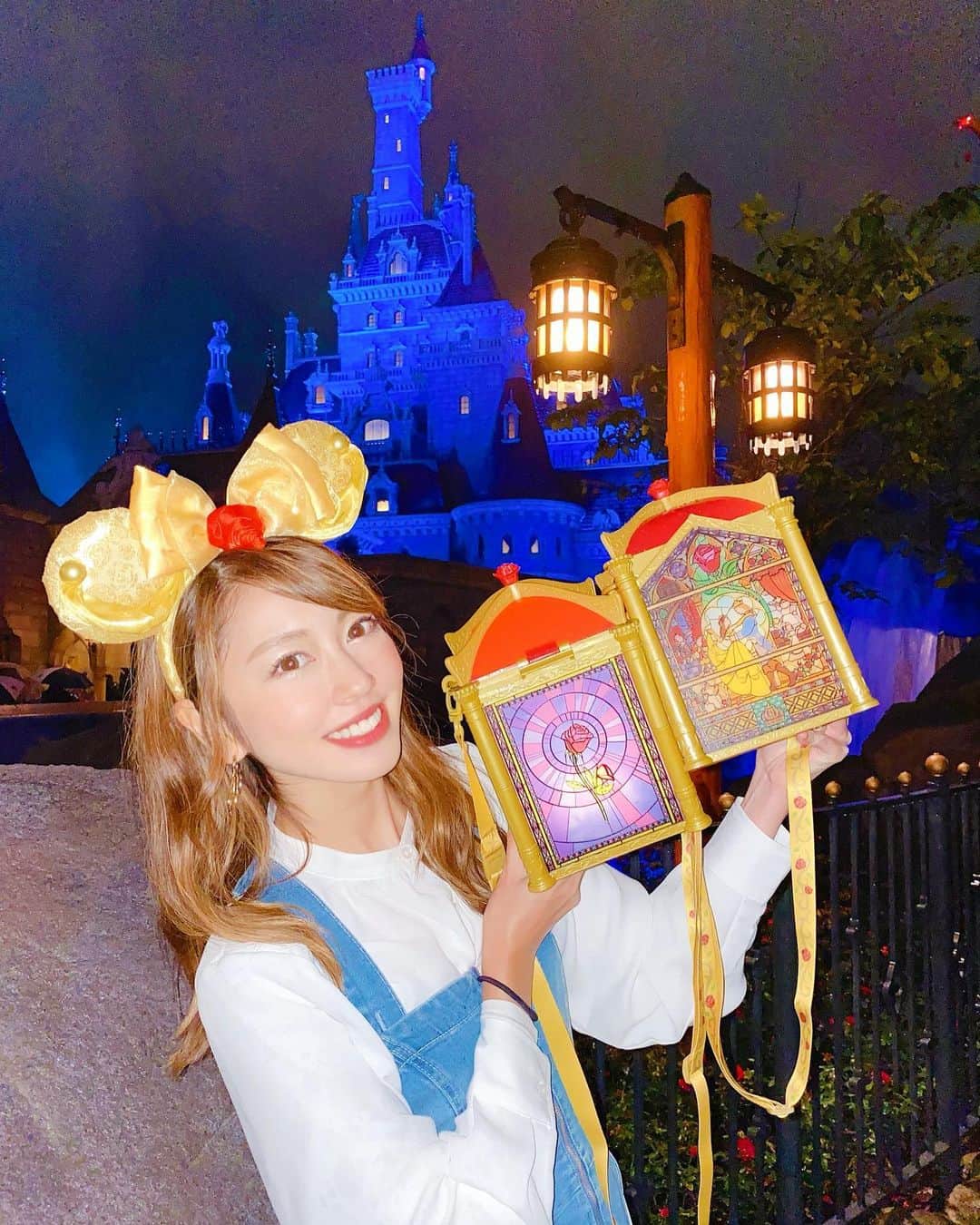 のインスタグラム：「夜のお城も雰囲気あって良きです🥀 . このポップコーンバケット ほんまに可愛い💛💛 . .  disney #disneyland #tdl #tokyodisneyland #tokyodisneyresort #newfantasyland #newarea #ディズニー #ディズニーランド #東京ディズニーランド #町ベル #美女と野獣 #町ベルバウンド #ベルバウンド #ベルコーデ #belle #bellecode #happy #smile #kawaii #幸せ空間 #感動 #beautyandthebeast #💛 #🥀 #🌹 #城 #夜」