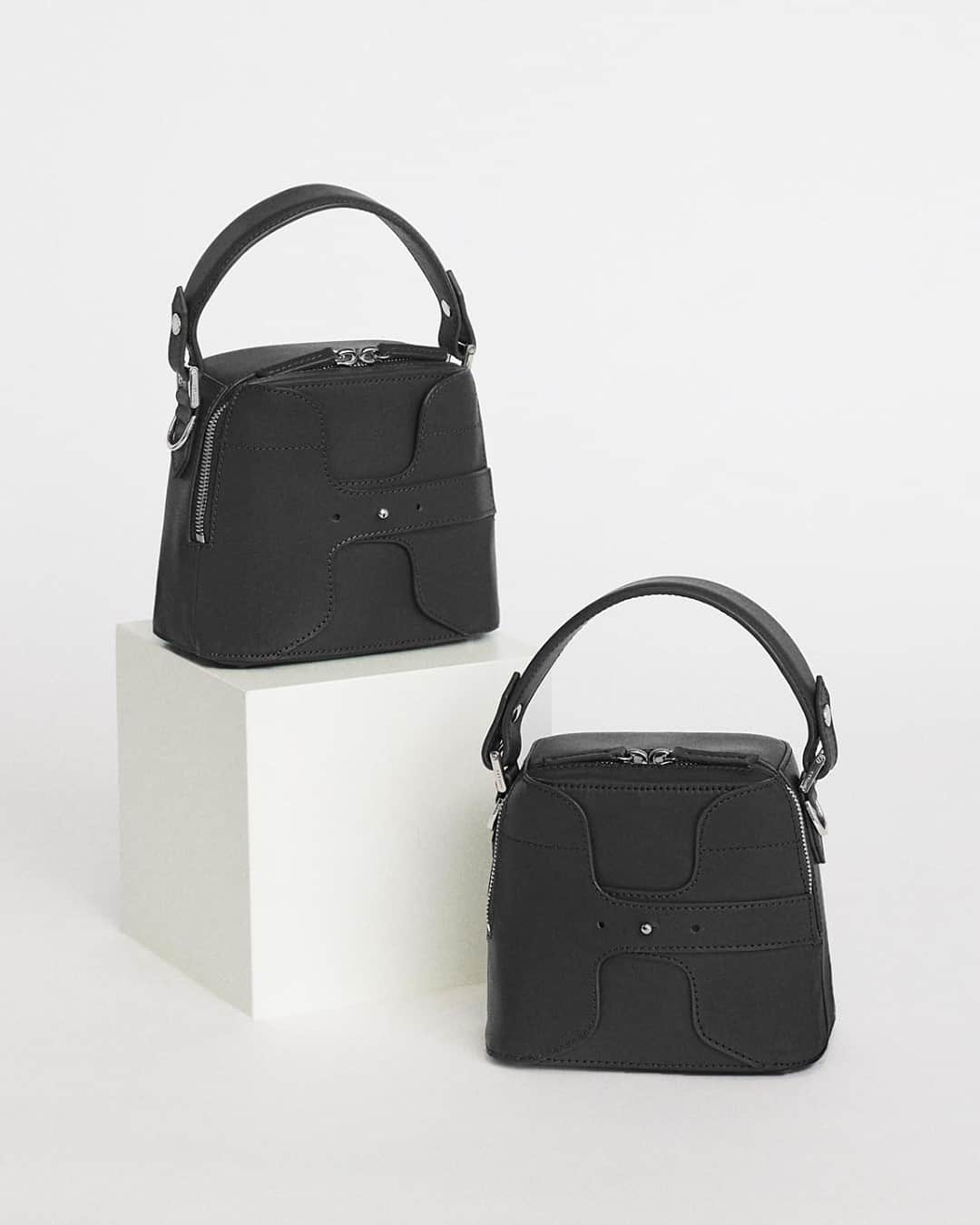 ウォントのインスタグラム：「Crafted from smooth structured leather, the Breuer bucket bag offers a strong, function-forward and transportive design to greet new experiences that await.  #wantlesessentiels #worldofwant」
