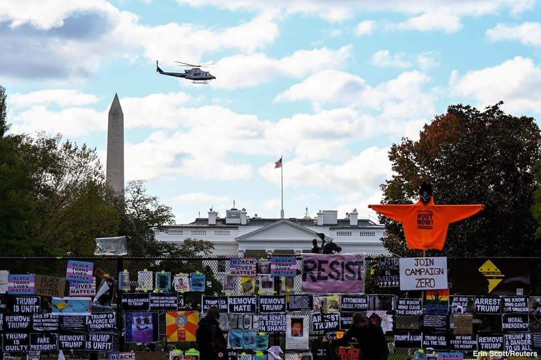ABC Newsさんのインスタグラム写真 - (ABC NewsInstagram)「The White House is seen behind a fence covered in protest signs one day before Election Day. #whitehouse #donaldtrump #election #politics #joebiden」11月3日 2時12分 - abcnews