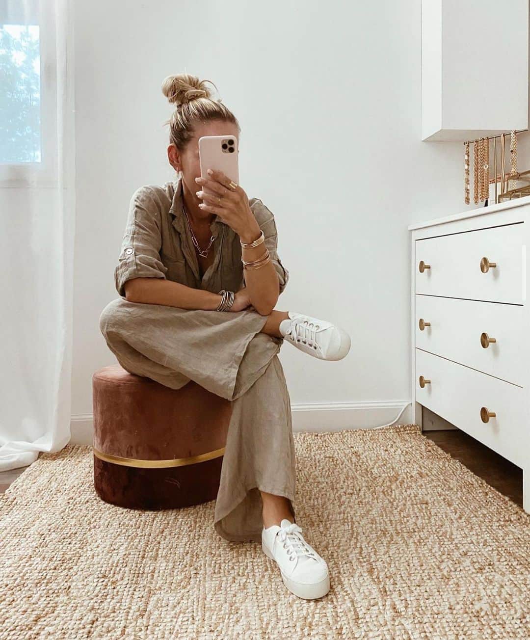 ベンシモンのインスタグラム：「En Bensimon à la maison 🤍 Tagguez-nous sur vos photos chez vous dans nos tennis, nous partageons les meilleures ✨ 📸 @blackwhite_loving  #Bensimon #Bensimonàlamaison #mode #tennis #confinement #confifi #enbensimonàlamaison」