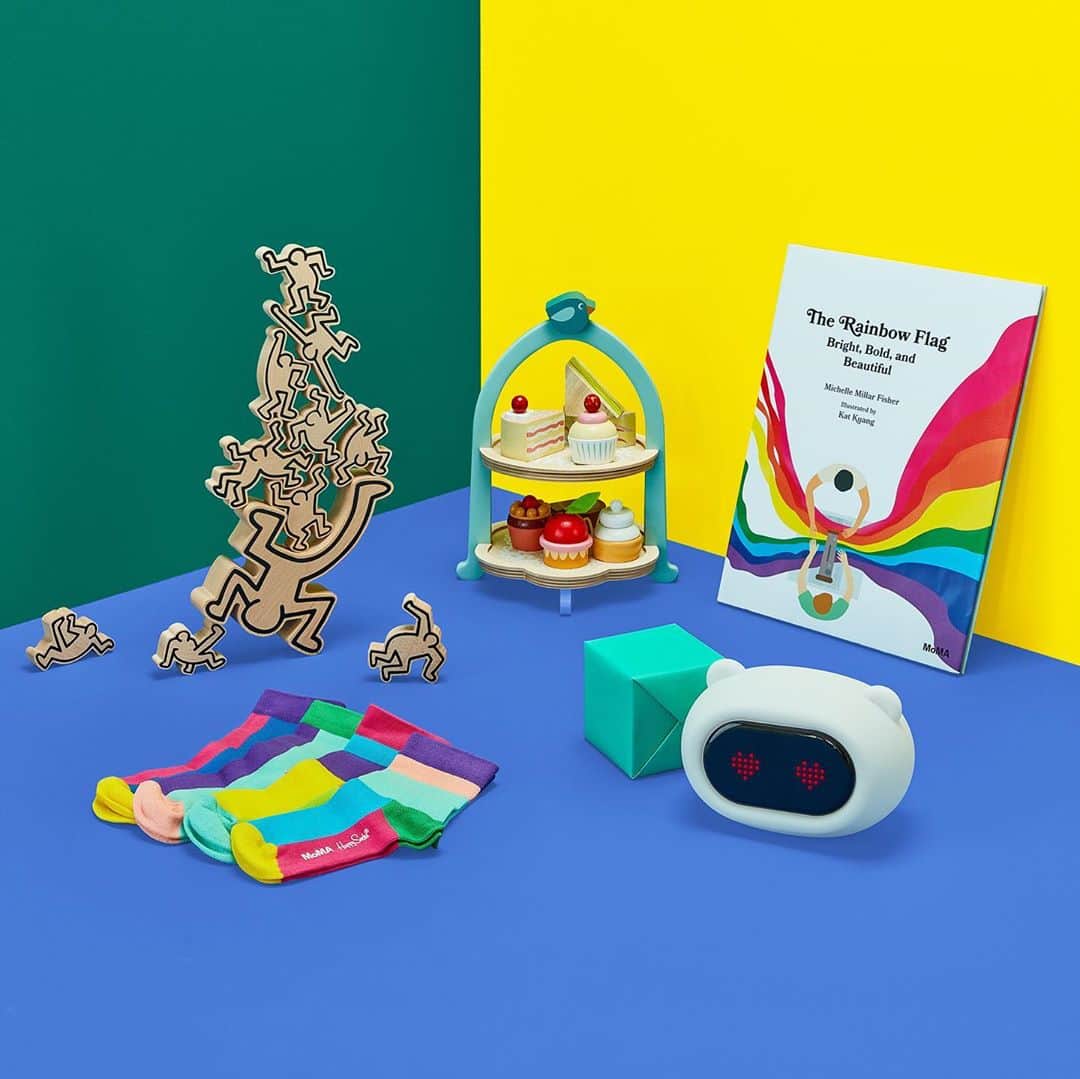 ニューヨーク近代美術館さんのインスタグラム写真 - (ニューヨーク近代美術館Instagram)「Give the gift of good design this holiday season 💝  Discover @momadesignstore's top picks for art lovers, tech-enthusiasts, great hosts, and creative kids; plus find the perfect stocking stuffers—and maybe even a little something for yourself, too 😉  Browse in our stores and online at the link in our bio. #MoMADesignStore」11月3日 2時23分 - themuseumofmodernart