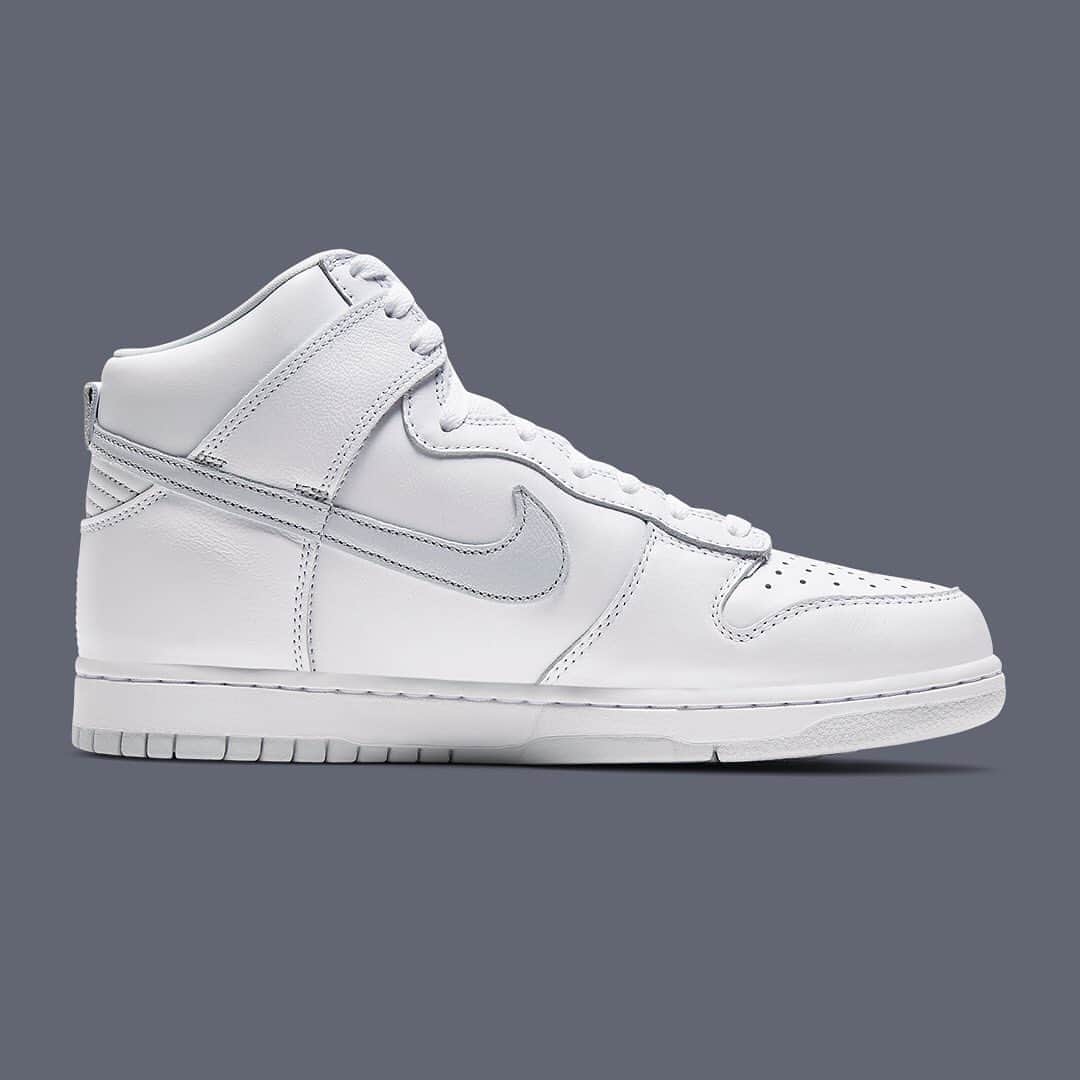 HYPEBEASTさんのインスタグラム写真 - (HYPEBEASTInstagram)「@hypebeastkicks: @nike continues its slew of Dunk releases, this time in a sleek "Pure Platinum" Dunk High colorway. Despite its monotone appearance, this iteration does offer plenty of detail. For example, the toe box is perforated, the tongue is made from breathable mesh, the heel is topstitched and padded for extra comfort. Nike has used premium leather all around that’s sure to develop a patina and creases with age, giving the shoe extra detail as time goes on. Look for these to arrive on November 13 for $120 USD.⁠⠀ Photo: Nike」11月3日 2時41分 - hypebeast