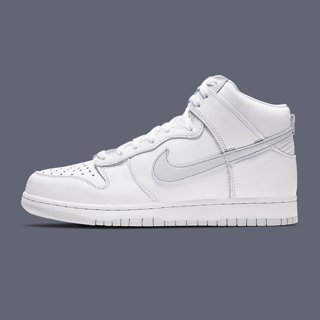 HYPEBEASTさんのインスタグラム写真 - (HYPEBEASTInstagram)「@hypebeastkicks: @nike continues its slew of Dunk releases, this time in a sleek "Pure Platinum" Dunk High colorway. Despite its monotone appearance, this iteration does offer plenty of detail. For example, the toe box is perforated, the tongue is made from breathable mesh, the heel is topstitched and padded for extra comfort. Nike has used premium leather all around that’s sure to develop a patina and creases with age, giving the shoe extra detail as time goes on. Look for these to arrive on November 13 for $120 USD.⁠⠀ Photo: Nike」11月3日 2時41分 - hypebeast