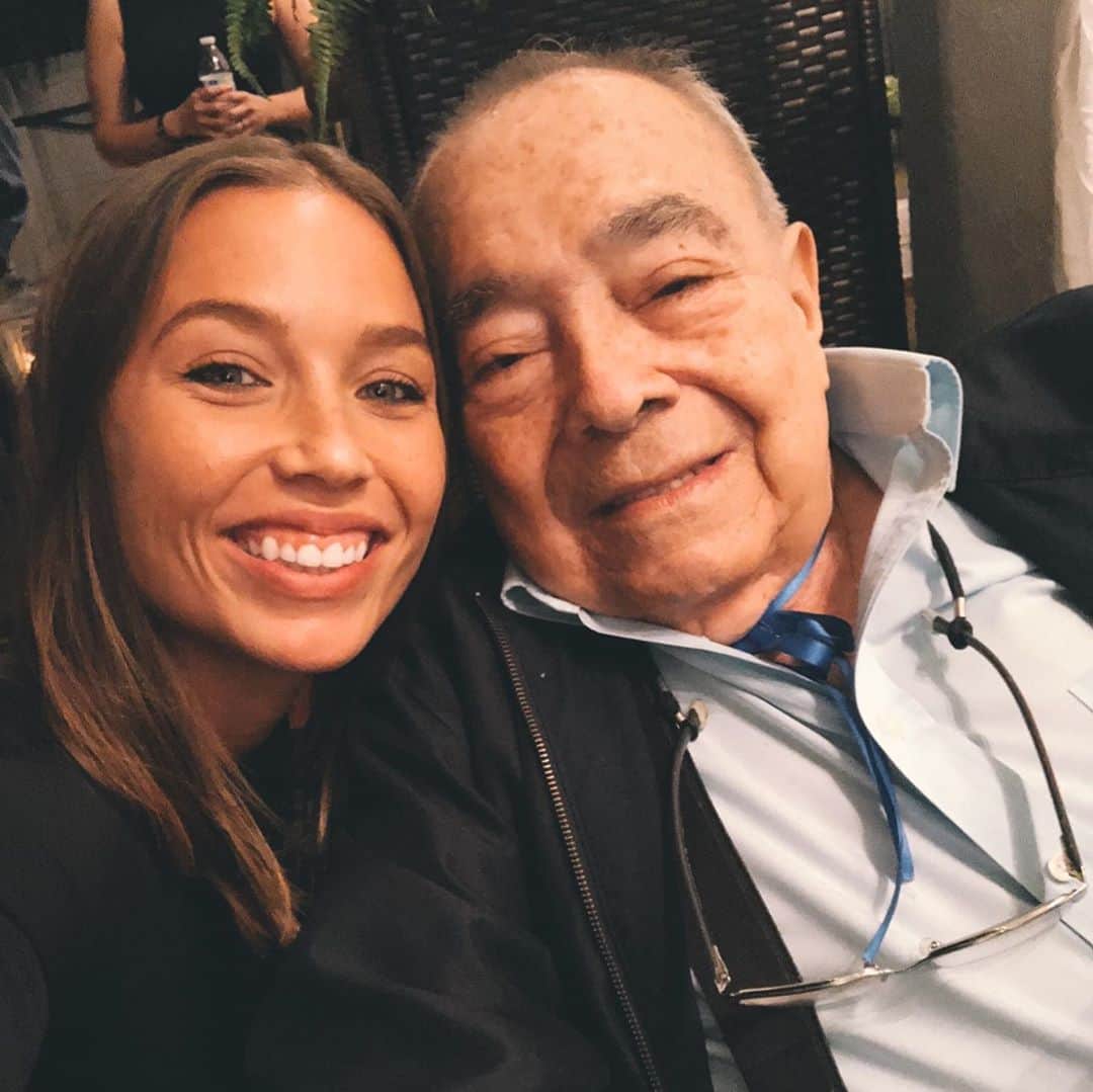 のインスタグラム：「What a gift it has been to have my grandfather in my life well into my 32nd year.  This was a man who exemplified hard work. He is where my dad got his work ethic, and thus, where I learned mine.  He was a lifelong learner and entrepreneur. He was always reading something or writing something or trying to pronounce something new whenever I saw him.  He was a jokester. He loved to see people laugh and lived for his family to be together. Whenever there was a rift in the family, it was him who always brought us together and for him that the hard-headed Mejia’s would drop their egos.  He loved food. He loved whisky. He loved salt and his dulces. We often nagged him about these things but in celebration of his life this past weekend, we ended up pigging out on all his favorite things. 😂  He was a true provider and pillar of strength.  Papa Papa, thank you for holding the family together and for always have a smile on your face and a laugh in your belly to share with us. Thank you for always blessing us. I hope and pray we can honor your memory. 💙  I am grateful that you are at peace.🙏🏼」