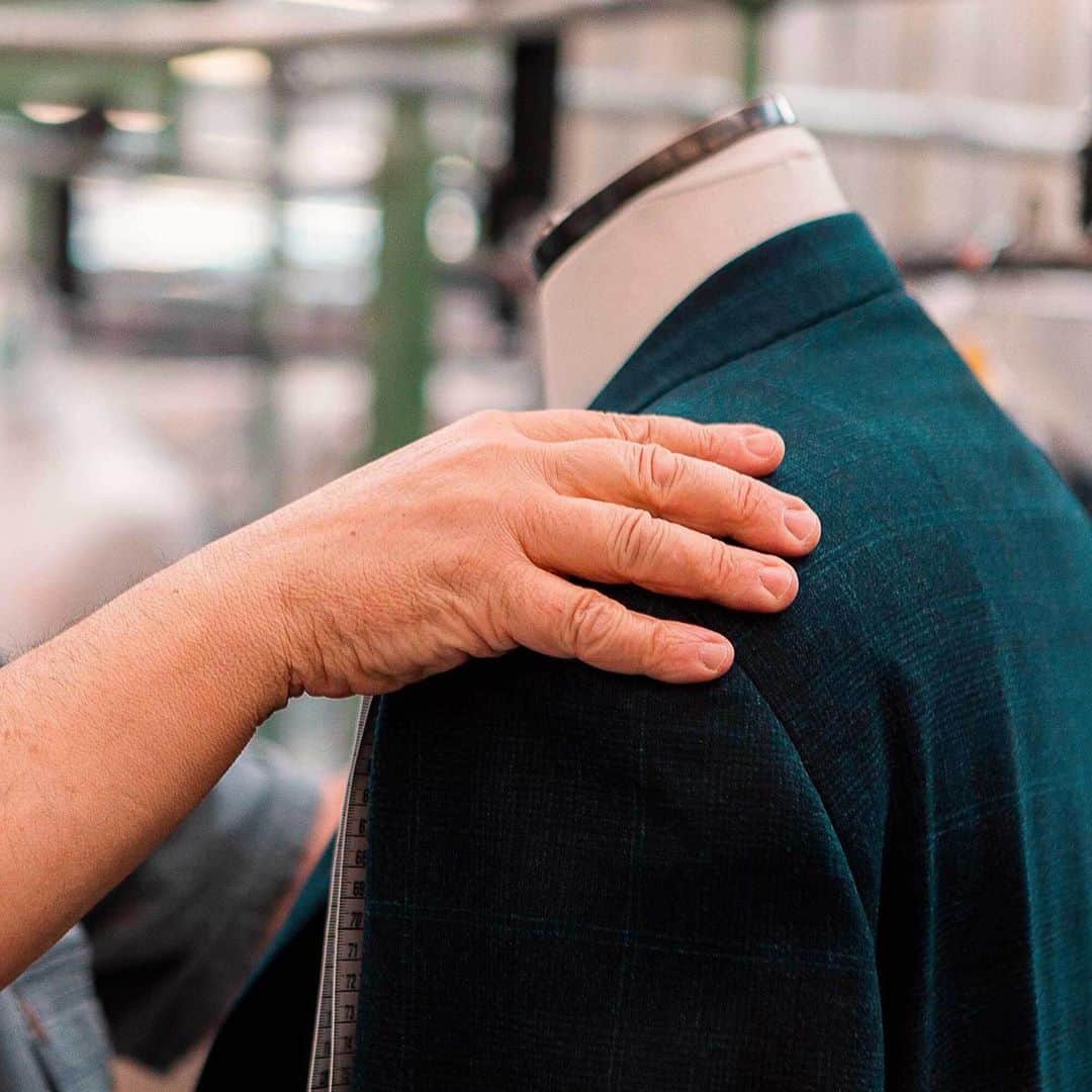 カナーリのインスタグラム：「The process of creating a #Canali1934 garment is a matter of care and attention to detail. Learn more about it on #CanaliAnthology. Link in bio. #MadeInItaly #craftsmanship #menswear」
