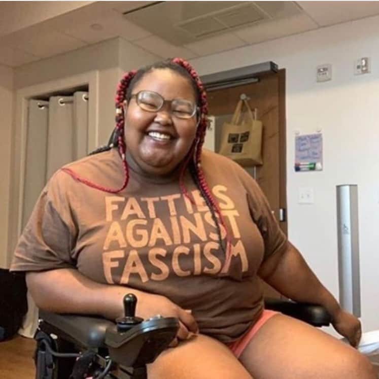 マット・マクゴリーのインスタグラム：「Repost from @thebodyisnotanapology - original but @owuwatobi - “Powerful words from @fatlibink 💪🏾 "Keep showing up. Keep fighting. Intensify our care for each other so we can get through this with our bodies alive and our hearts intact and building the world of our wildest dreams.⠀ .⠀ When I first started trying to get these shirts out to fat folks, someone said to me it’d continue to be an uphill battle because “fascism” was not a word or concept that was widely used or understood here in the so-called united states. Meanwhile repression and surveillance are intensifying. Protestors and organizers are being violently arrested, kidnapped, killed by militia, cops and feds in coordinated attacks. Disabled folks and fat folks are still targeted by the medical system, BIPOC most, and so much worse under a pandemic. (Remember, the nazis started mass killing with disabled folks, and now covid is providing an easy excuse to triage those considered disposable.) Medical experimentation and forced sterilization are happening in migrant concentration camps and elsewhere. All this on stolen land, where genocide, enslavement and incarceration are already an interwoven part of the violent systems that are desperately grasping for increased power. This is some of the context in which we declare that we will fight fascism.⠀ .⠀ Squad up. Figure out who has your back, and whose back you have. Figure out whose leadership you’re listening to. Make plans. Engage however you can, whether it’s from your bed or the streets. We need all of us.⠀ .⠀ Thank you @owuwatobi for showing up and bringing some joy so we keep remembering what we are fighting for. —max"⠀ .⠀ [image: Black person with red braids, glasses and a big smile sitting in a power wheelchair wearing a brown tshirt that says “Fatties Against Fascism.”]⠀ .⠀ .⠀ #TheBodyIsNotAnApology #TBINAA #RadicalSelfLove #FattiesAgainstFascism “」