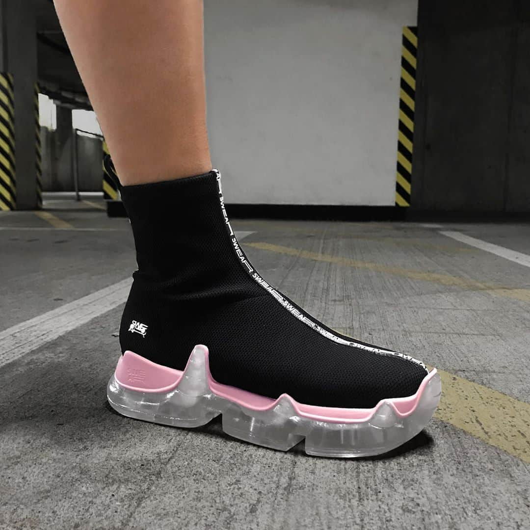 スウェアさんのインスタグラム写真 - (スウェアInstagram)「The AIR Trigger is the perfect sock sneakers to match your everyday outfit. Available in new colourways at Farfetch.com. #swearlondon」11月3日 2時50分 - swearlondon