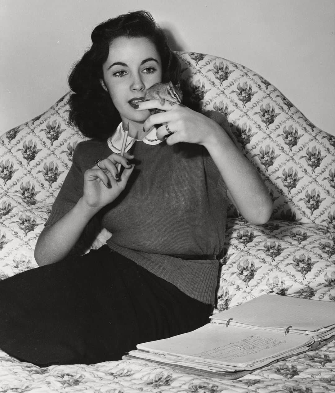 アカデミー賞さんのインスタグラム写真 - (アカデミー賞Instagram)「From the vault: Elizabeth Taylor, at home in 1947 with her pet chipmunk, Nibbles.」11月3日 2時43分 - theacademy