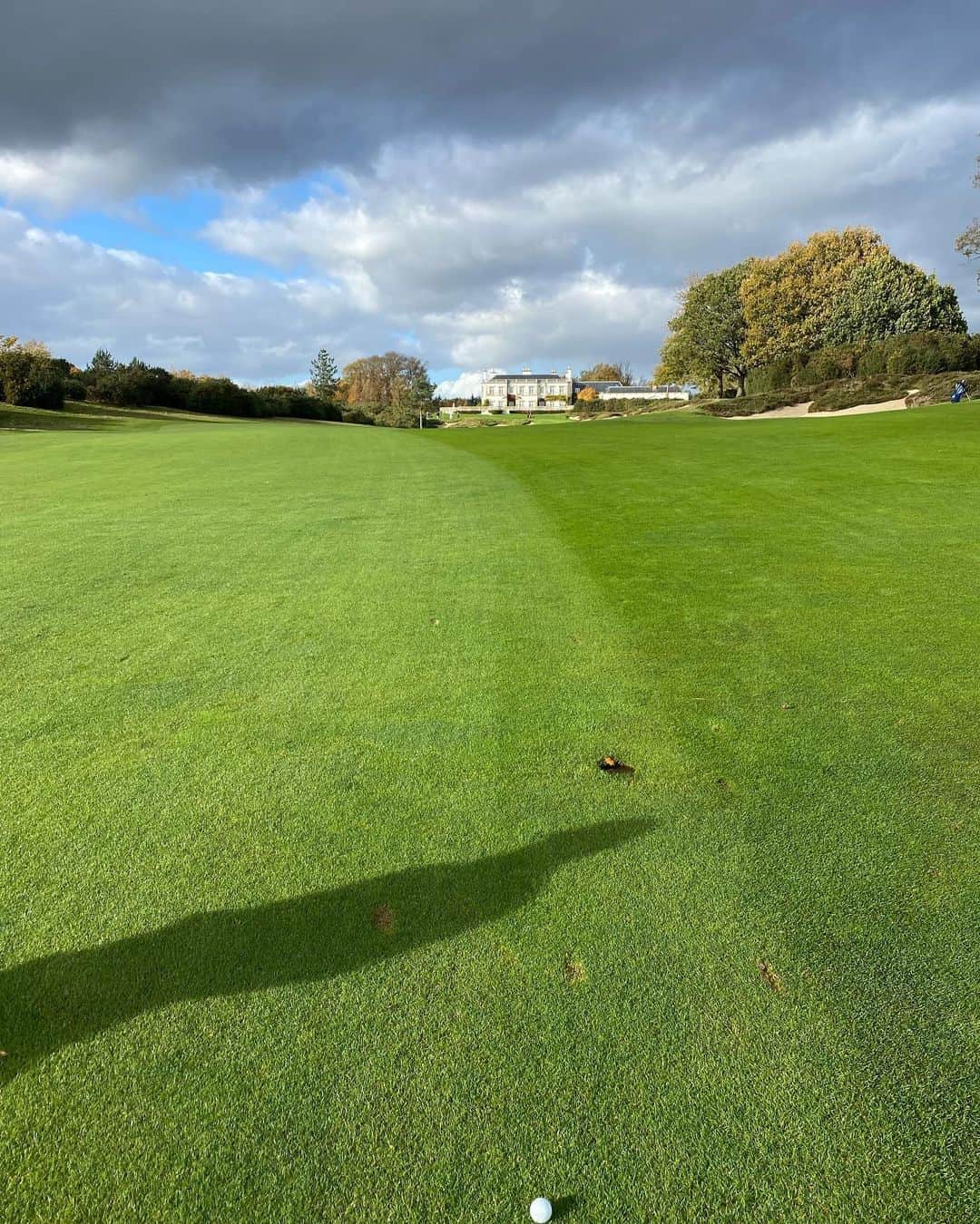 ジョン・テリーさんのインスタグラム写真 - (ジョン・テリーInstagram)「Great morning at Queenwood 🏌🏻‍♂️ Thanks @kp24 for the 🍷🤣 some good golf , but no good hitting 💣 on the range. 7 Over 🏌🏻‍♂️👌🏻」11月3日 2時44分 - johnterry.26