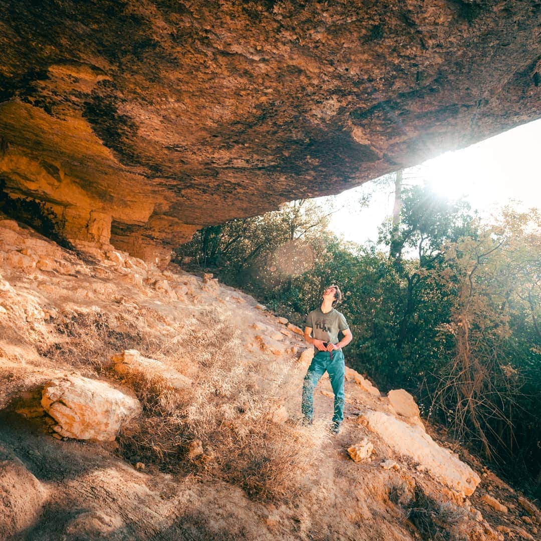 アダム・オンドラさんのインスタグラム写真 - (アダム・オンドラInstagram)「Rest day. An ideal moment for exploring the area, so I have done a short walk to see the second hardest route in Margalef - Artaburu put up by Iker Pou. Pics by @pet.phot #onthego」11月3日 2時46分 - adam.ondra