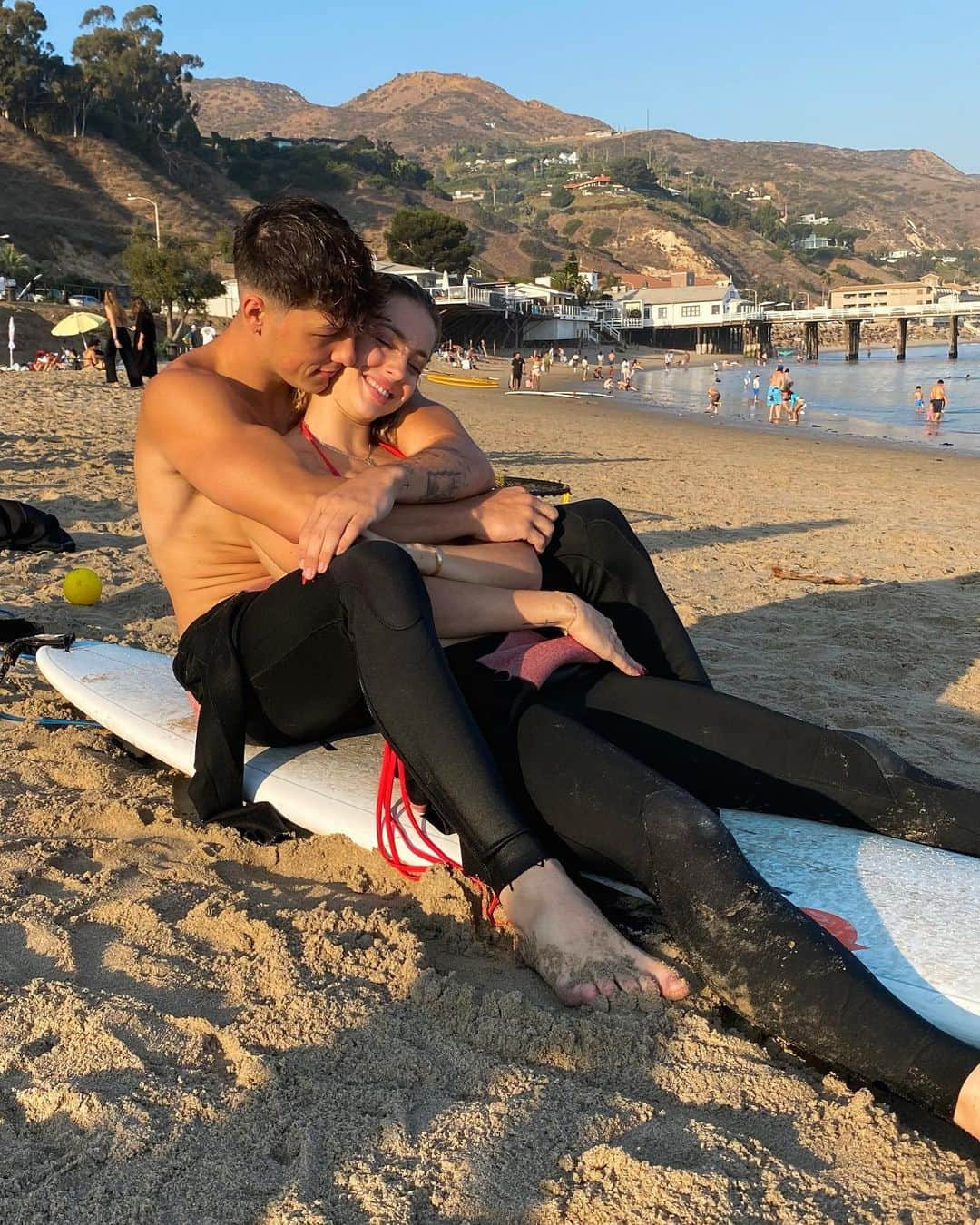 チャーリー・ジョーダンさんのインスタグラム写真 - (チャーリー・ジョーダンInstagram)「New Vlog dropping at 12:00 I finally dragged @taylerholder to the beach to teach him how to surf w @tessabrooks ! 👀 SHE WAS A SURFER GIRL. I still need the epic beach film shots from @mylifeaseva ! Link in bio ❤️」11月3日 3時00分 - charlyjordan