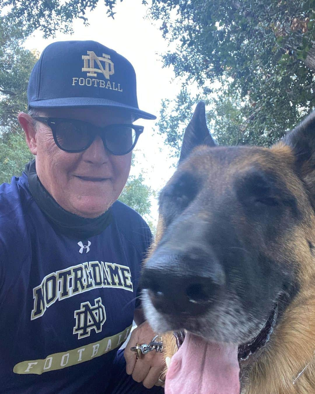 ロバート・パトリックさんのインスタグラム写真 - (ロバート・パトリックInstagram)「Blitz and I on our morning walk! 5.27 miles 10,715 steps! Yeah baby! Working off that Covid 20! Back working out with @swedefit big project coming up gotta get me in shape! Yeah baby! #workout #work #fit #dog #dogsofinstagram #germanshepherd #germanshepherds #germanshepherdofinstagram」11月3日 2時58分 - ripfighter