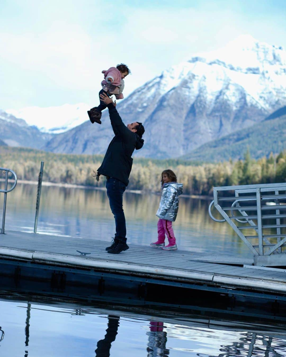 タミン・サーソクさんのインスタグラム写真 - (タミン・サーソクInstagram)「What we experienced yesterday was completely awe inspiring. We drove our little family up to #whitefish and #glaciernationalpark and I was overwhelmed by the magnificence and magnitude of our world. We are guests here. These wonders were here before us and will be after. We owe everything to our earth. When life seems completely unsettling confusing and rough... look up. We are surrounded by magic. ❤️ #travelphotography #travelamerica #montana」11月3日 2時59分 - tamminsursok