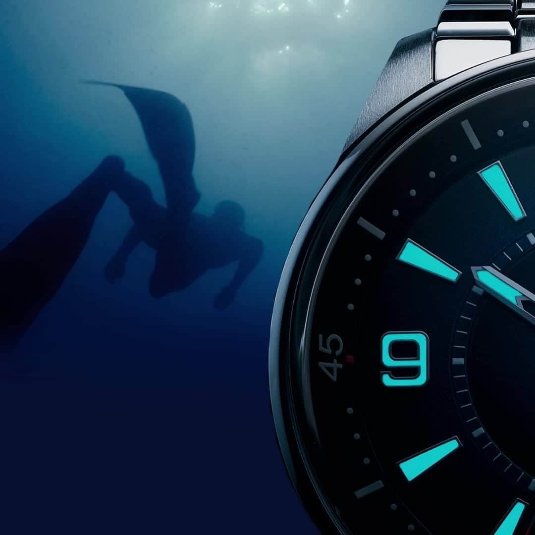 のインスタグラム：「A journey into the ocean depths. #JLCPolaris _ Polaris Mariner Memovox _ A legend back to diving equipped with Calibre 956, offering a water resistance of 300 meters, a high visibility in the dark with Super-LumiNova® coating and a diving watch certification according to the ISO-6425 norm.  _ #JaegerLeCoultre #积家 #HomeofFineWatchmaking #Memovox #Mariner #Diving #Alarm #Calibre956 #SuperLuminova #Bluedial #StainlessSteel  #SavoirFaire #Design #Style #ValleeDeJoux #Craftsmanship #Watchmaking #SwissWatch」