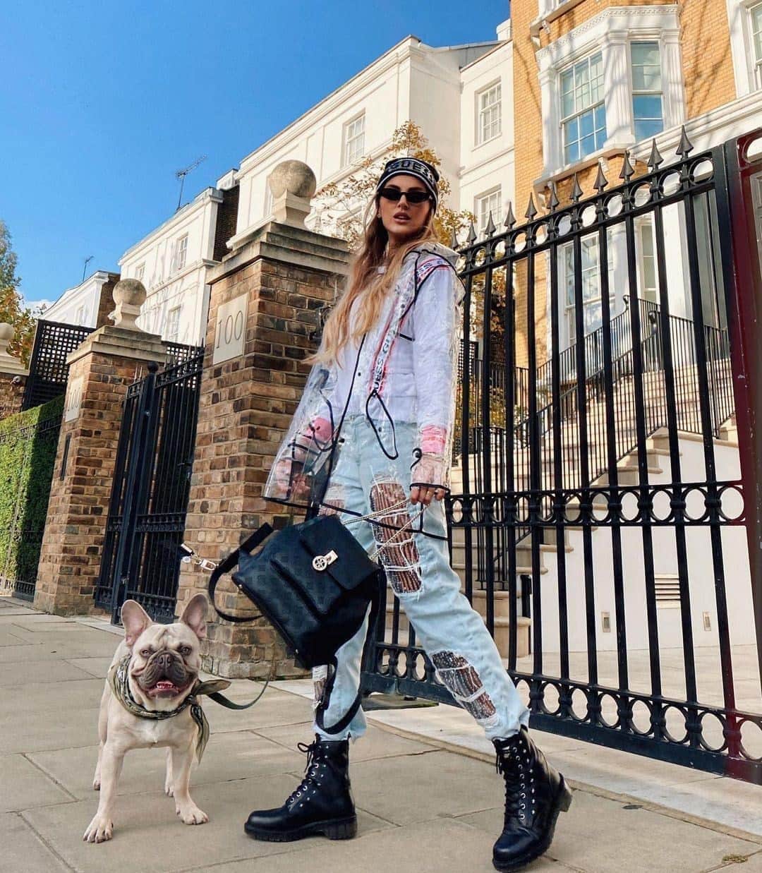 ゲスのインスタグラム：「morning strolls with furry friends 🐶🍂 @studio4lara looking cute in our sustainable raincoat! avail as a gift with purchase (EU only, in-stores & online) #LoveGUESS #SmartGUESS」