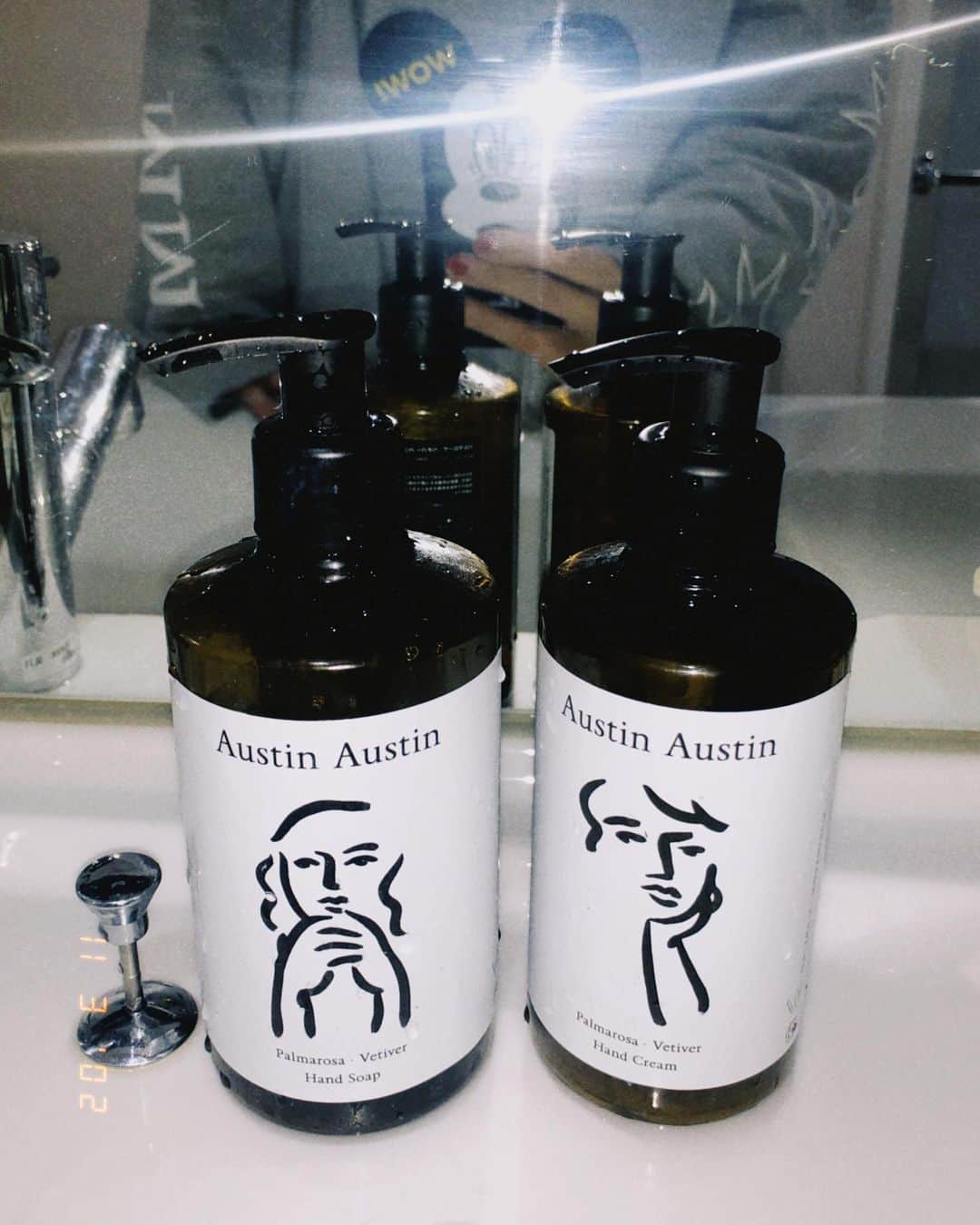 トリイクニコのインスタグラム：「この匂いが好きすぎるんですけど！ 大好きなハンドソープとハンドクリーム。  【 AustinAustin 】  オーガニックなのも良き⭕️ ハンドクリームもうなくなっちゃって…ㅠㅠ  どこかで売ってるの見かけた方教えてくだはい🙏🏻🙏🏻  なんでこんなに売りきれてるの？w 人気だなー  #austinaustin  #オースティンオースティン #イギリスのオーガニックブランド #鼻に塗りたいくらい好き」