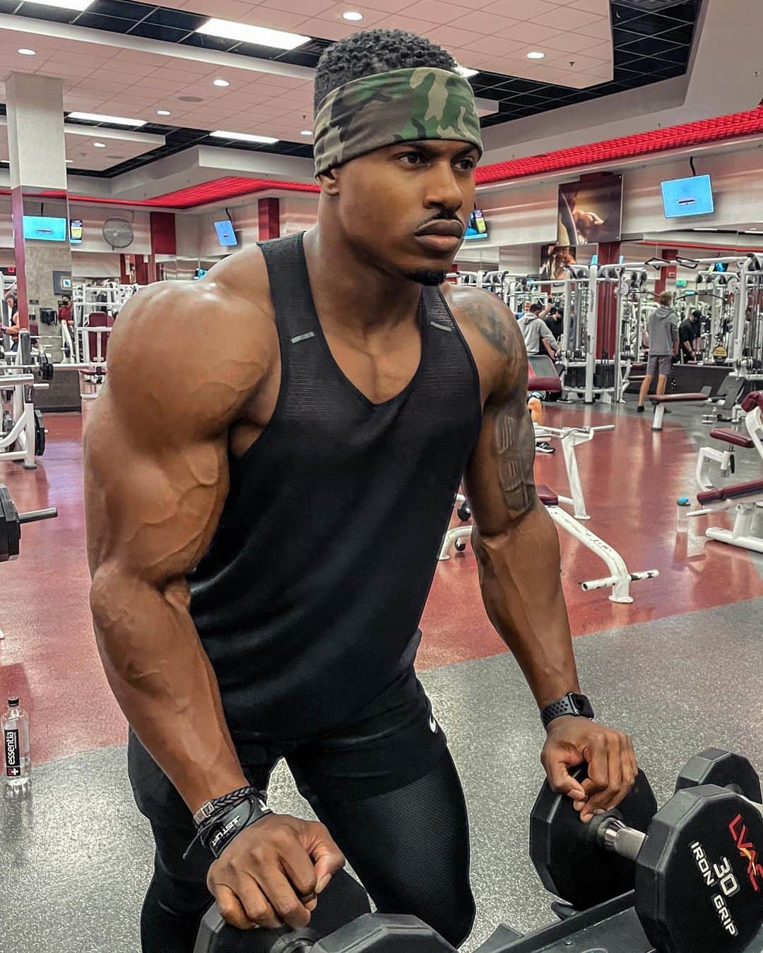 Simeon Pandaさんのインスタグラム写真 - (Simeon PandaInstagram)「Just keep on, keeping on ♾  🔥 To download my diet & full training routines, visit SIMEONPANDA.COM⁣ ⁣ 👉 Be sure to SUBSCRIBE to my YouTube channel: YouTube.com/simeonpanda 👈⁣⁣⁣⁣ Many more 🏠 home workouts all FREE at Youtube.com/simeonpanda ⁣⁣⁣⁣ ⁣ 💊 Follow @innosupps INNOSUPPS.COM ⚡️ for the supplements I use👌🏾⁣⁣  #simeonpanda」11月3日 2時55分 - simeonpanda