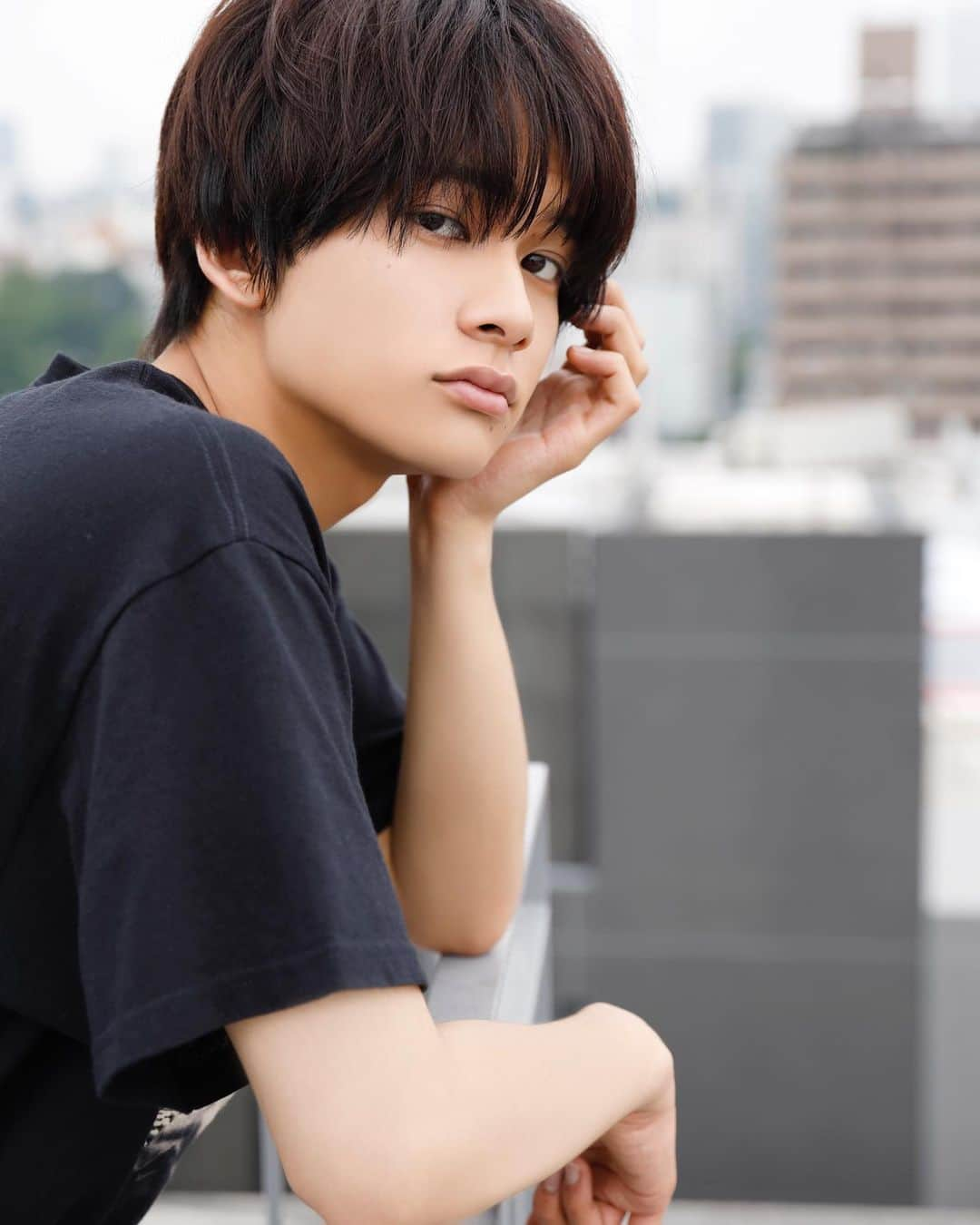 北村匠海のインスタグラム：「お誕生日おめでとう🎂 わーい23歳。 おめでとう。 健康で幸せな日々をお過ごしください。 いつぞやの匠海くん。 #おめでとう #23歳 #北村匠海」