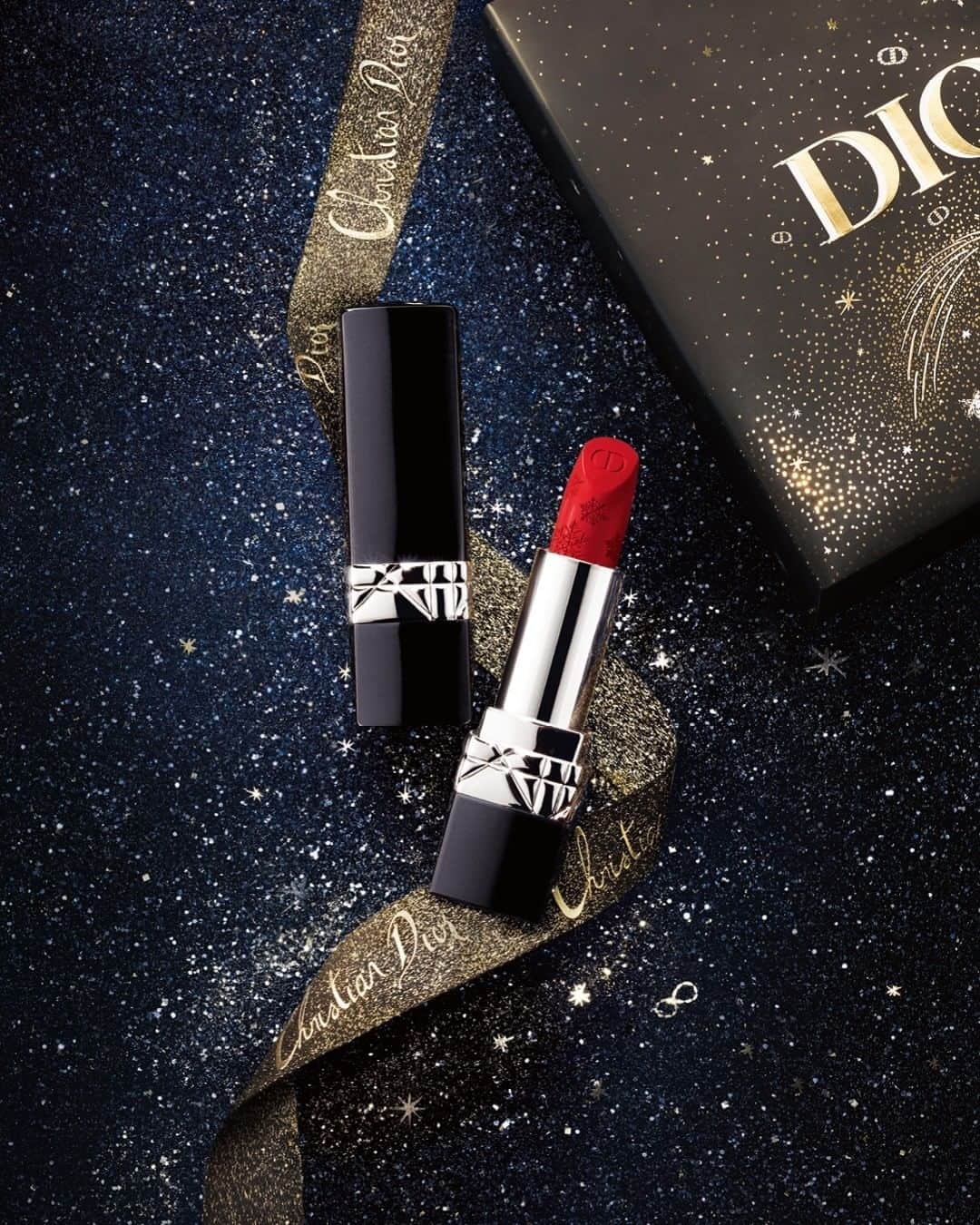 クリスチャンディオールさんのインスタグラム写真 - (クリスチャンディオールInstagram)「This holiday season, dress your lips in radiant color with the iconic Rouge Dior 999, Christian Dior’s lucky color. • #DiorHoliday #RougeDior #DreamInDior」11月3日 3時01分 - dior