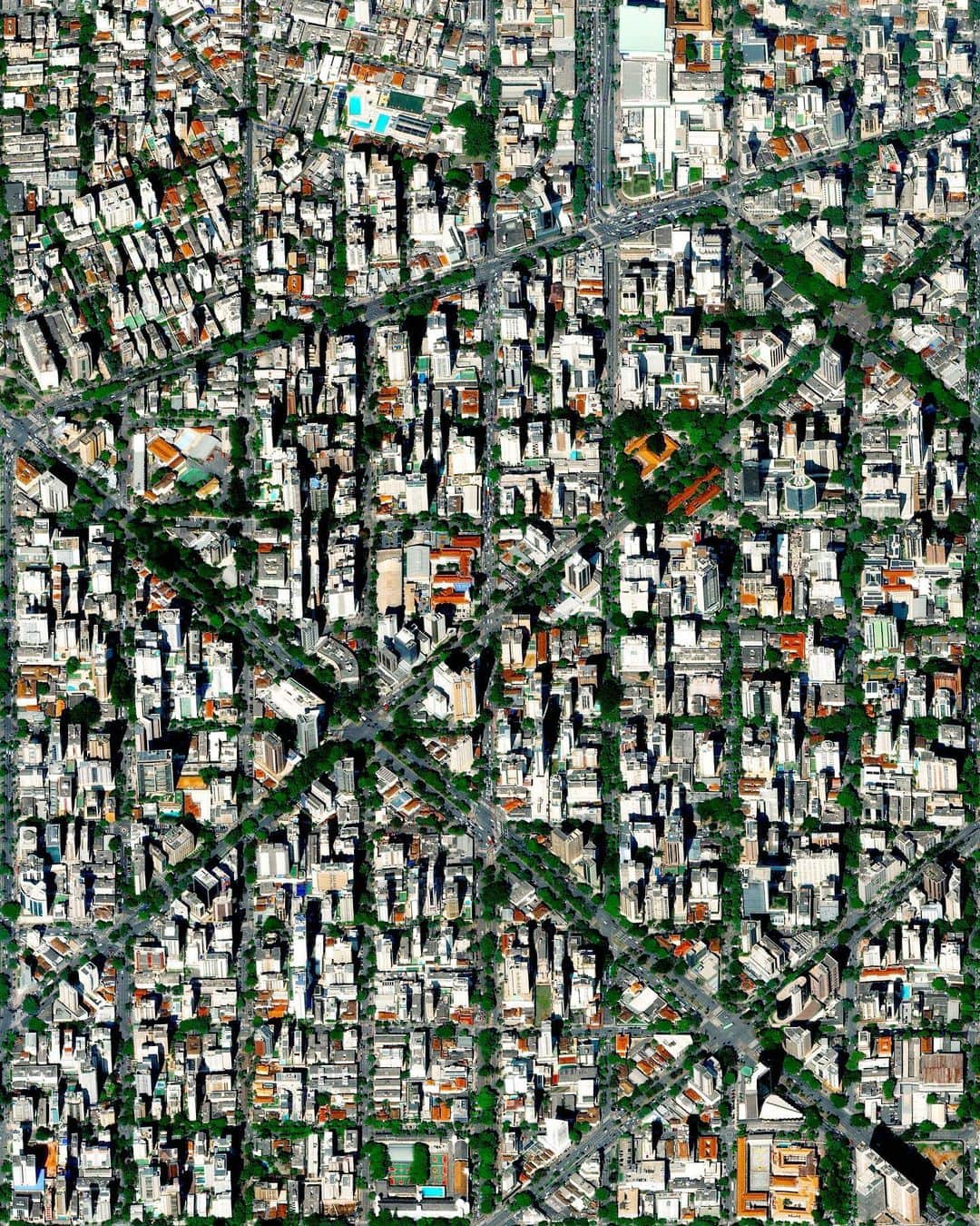 Daily Overviewさんのインスタグラム写真 - (Daily OverviewInstagram)「Belo Horizonte is the sixth largest city in Brazil with a population of approximately 2.7 million people. The city’s downtown area, seen here, was constructed at the end of the 19th century with a planned, symmetrical array of perpendicular and diagonal streets. The roads are named after the Brazilian states and the indigenous tribes of Brazil. - Created by @overview Source imagery: @maxartechnologies」11月3日 3時02分 - dailyoverview
