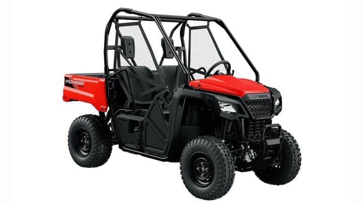 のインスタグラム：「2021 Pioneer 520  The versatile Pioneer 520 elevates the multipurpose side-by-side’s utility and practicality with a more powerful 518cc engine, upgraded suspension, handy dump bed and compatibility with Honda Pro-Connect accessories. Learn more about this model at the link in bio. #pioneer520 #betteronahonda」