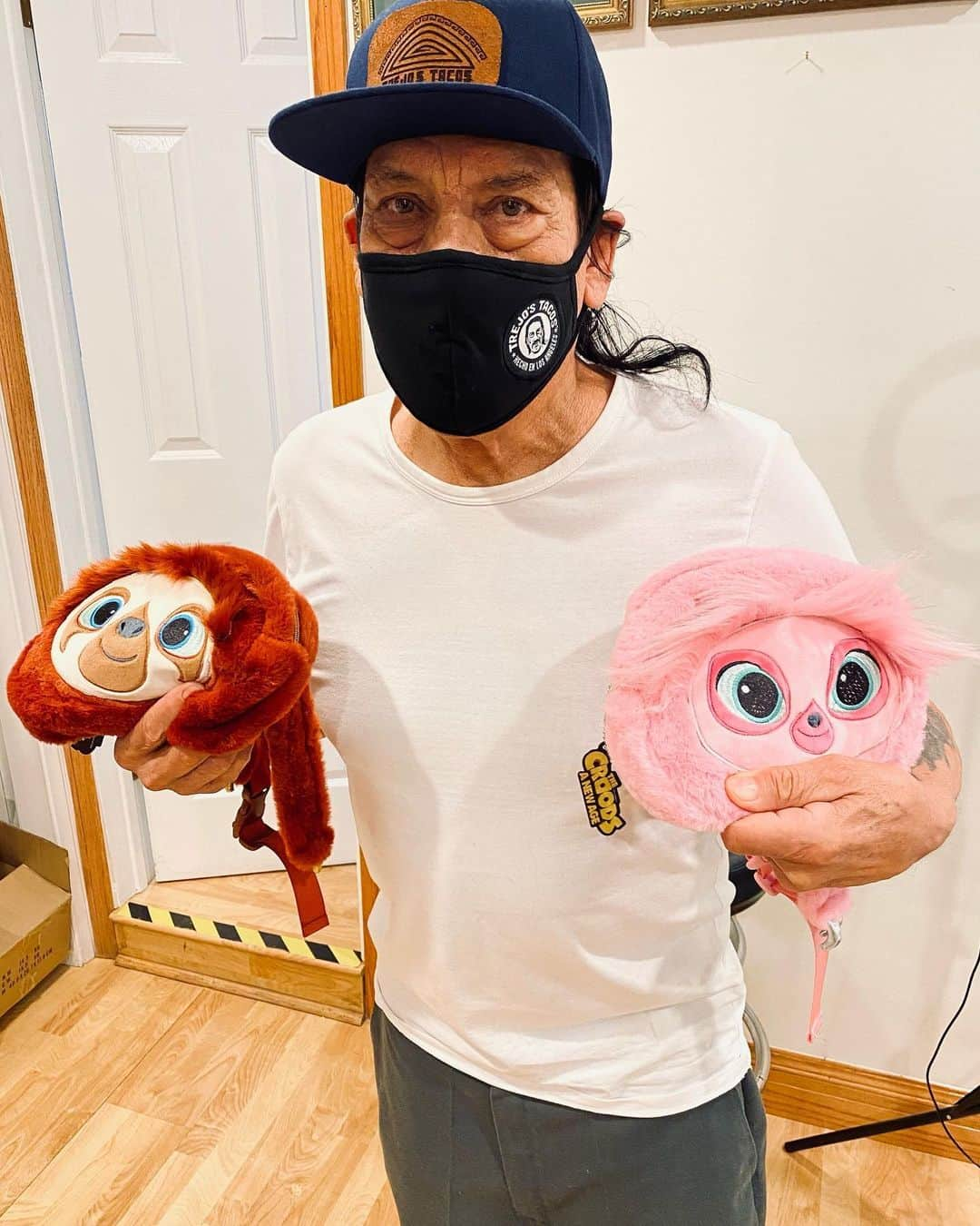 ダニー・トレホさんのインスタグラム写真 - (ダニー・トレホInstagram)「I love my new custom JoyCon controller for Animal Crossing and these trendy Sloth Bags! Don't miss the premiere of @TheCroods: A New Age on November 25th! #CroodsNewAge」11月3日 3時09分 - officialdannytrejo