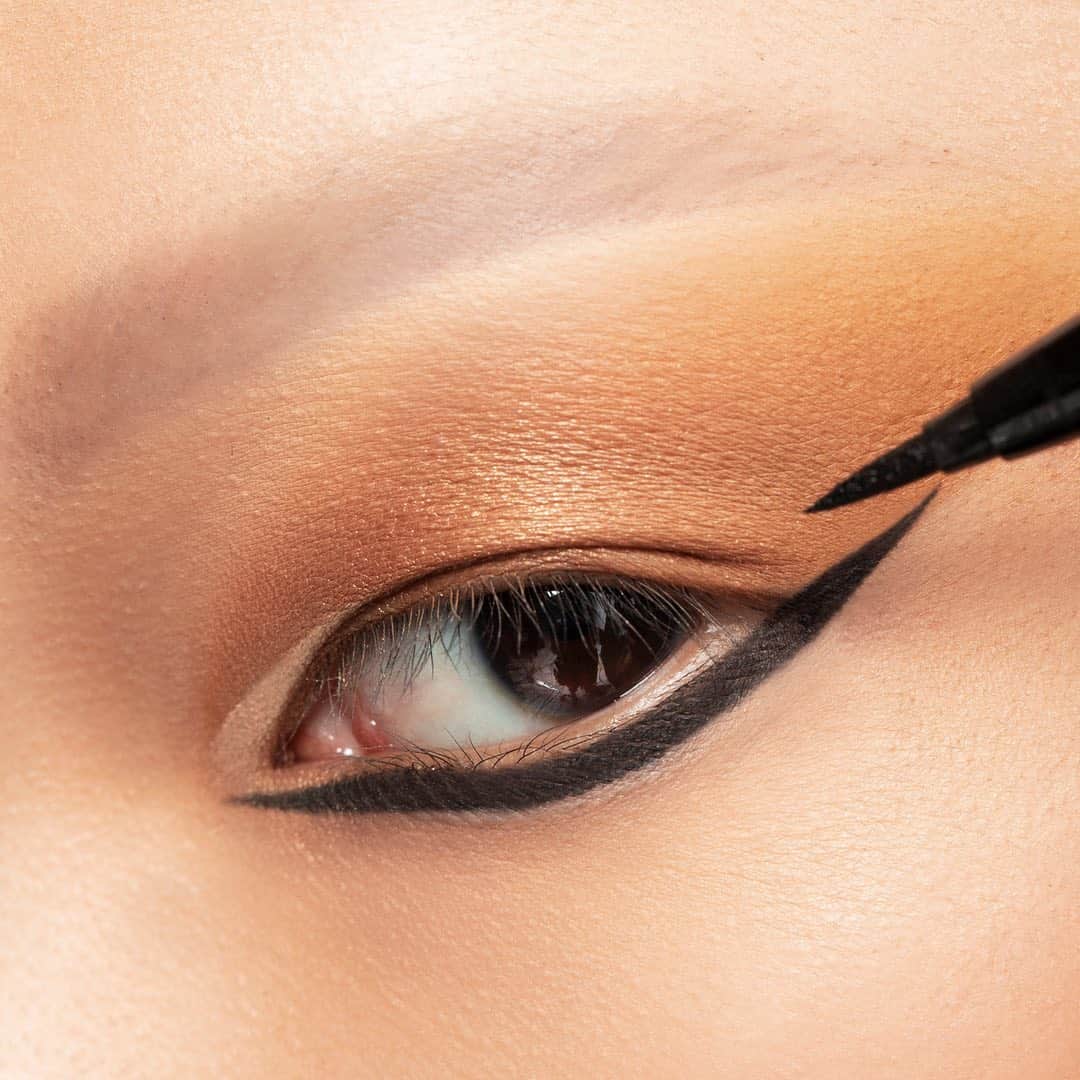 Smashboxのインスタグラム：「Sometimes ya gotta flip the script to bring the heat ☀️ featuring Cover Shot palette in Desert + our Always On Liquid Liner 🌵​」